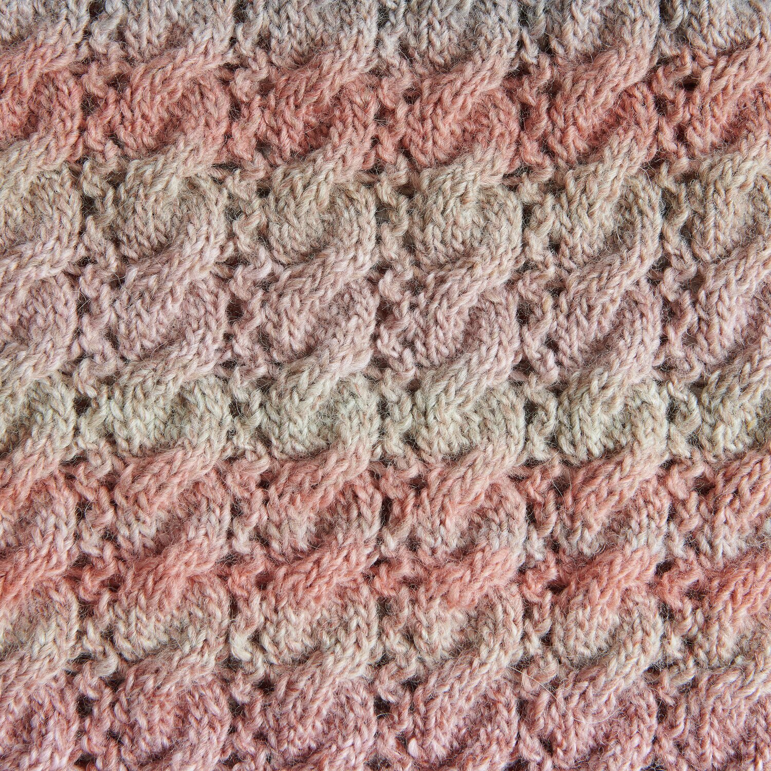Die Neue Masche No. 13 Herbst von idee. Creativmarkt Creative Melange Alpaca Wonderball dk zeigt ein gestricktes Zopfmuster in sanften Rosa- und Beigetönen. Ideal für Herbstprojekte.