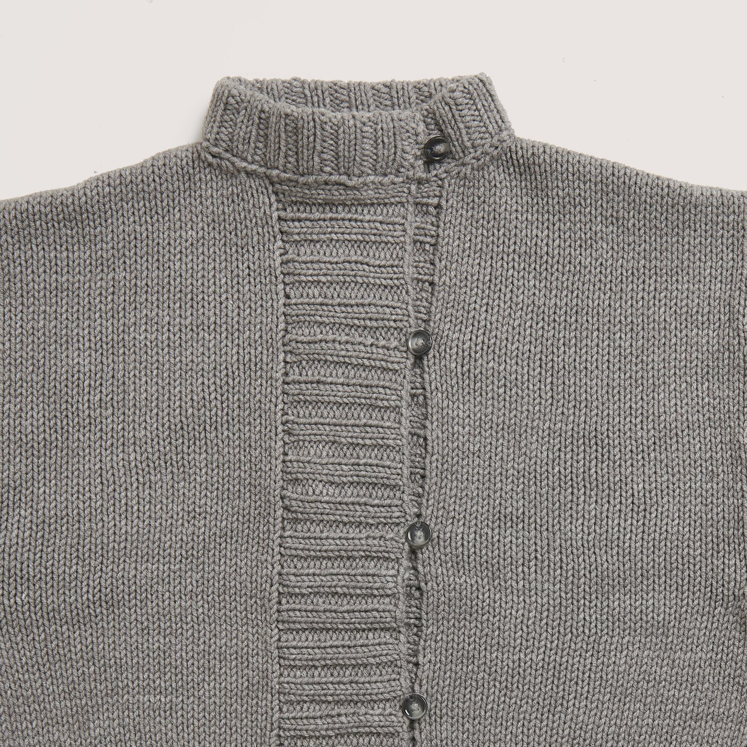 Classik Pullover in Grau-Melange mit Knopfleiste und Stehkragen, gestrickt aus Wolle Rödel.