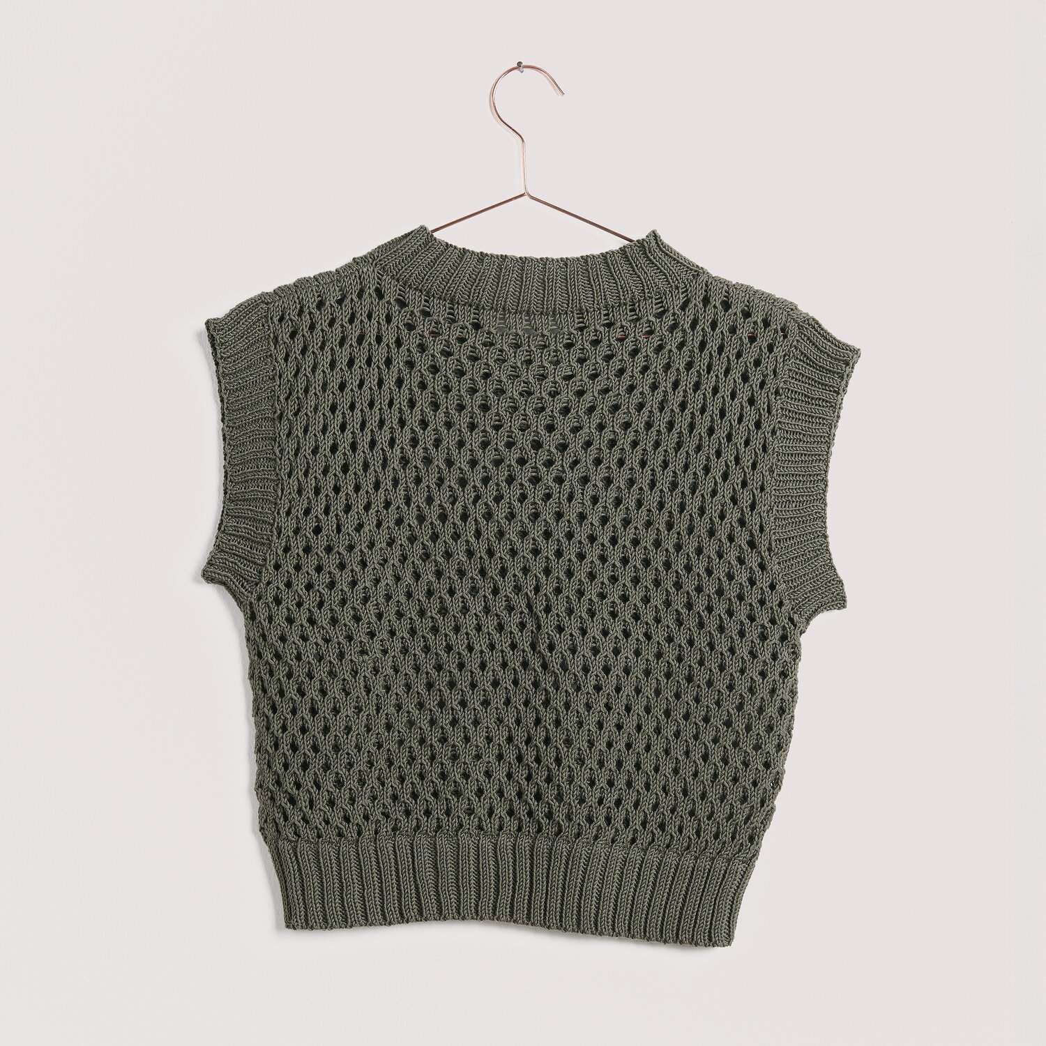 Die Neue Masche No. 15 Frühjahr-Sommer, gestricktes Oberteil in Khaki, aus Essentials Cotton dk.