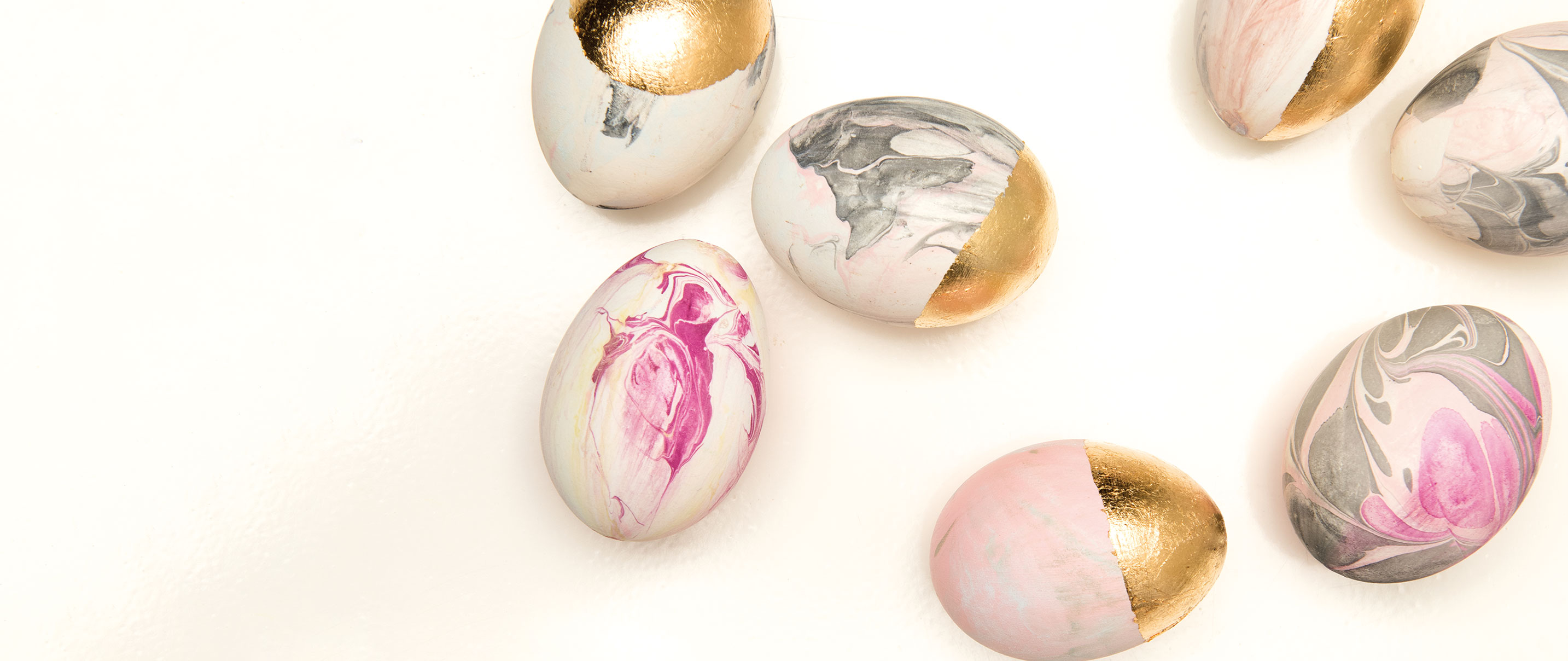 Marmorierte Ostereier in grau, pink und gold