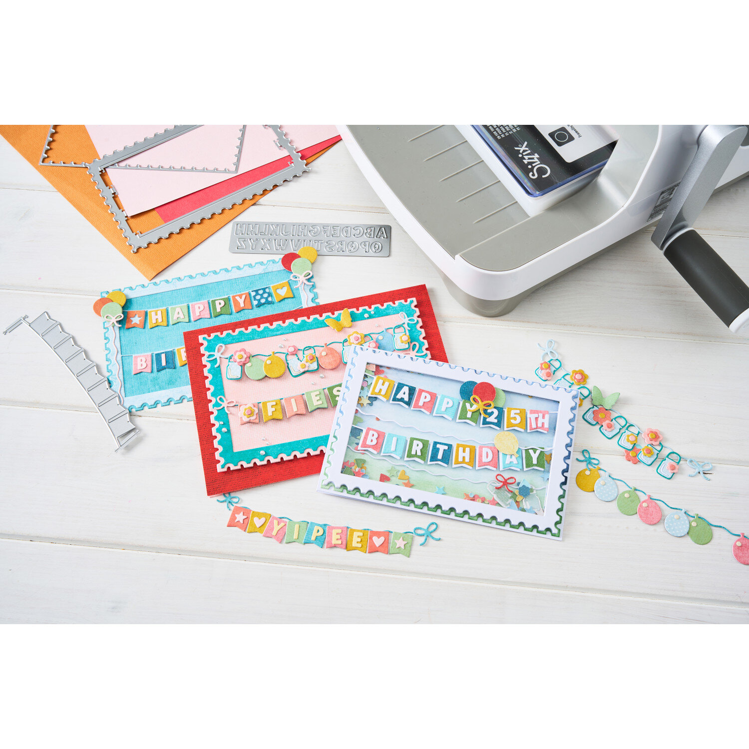 Sizzix Thinlits Die Set Snap & Swap All about Banners 20 Stk zeigt Stanzschablonen mit fröhlichen Geburtstagsbannern und Papierkarten auf einem Basteltisch