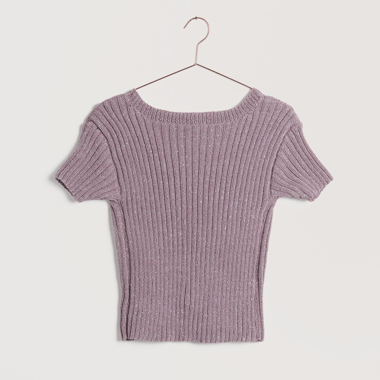 Lovewool No. 22 Frühjahr-Sommer: Kurzarm-Rippstrickpullover in Mauve, hängend an einem Kleiderbügel. Ideal für leichte Sommeroutfits.
