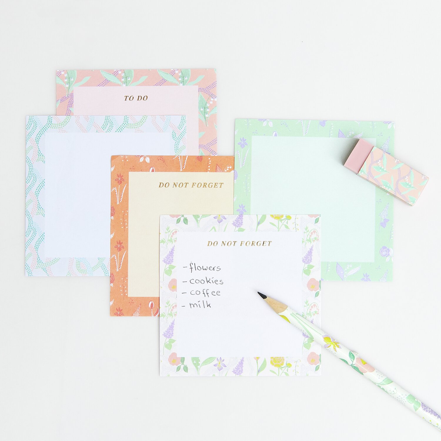 Paper Poetry Notizzettel-Box Flower Frames mit 200 Blättern, pastellfarbene Designs, inkl. Radiergummi und Stift.