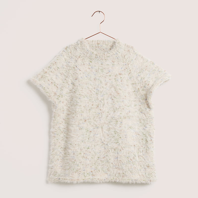 Gestricktes Shirt in Weiß: Modell 01 aus dem Heft Made by Me No. 22