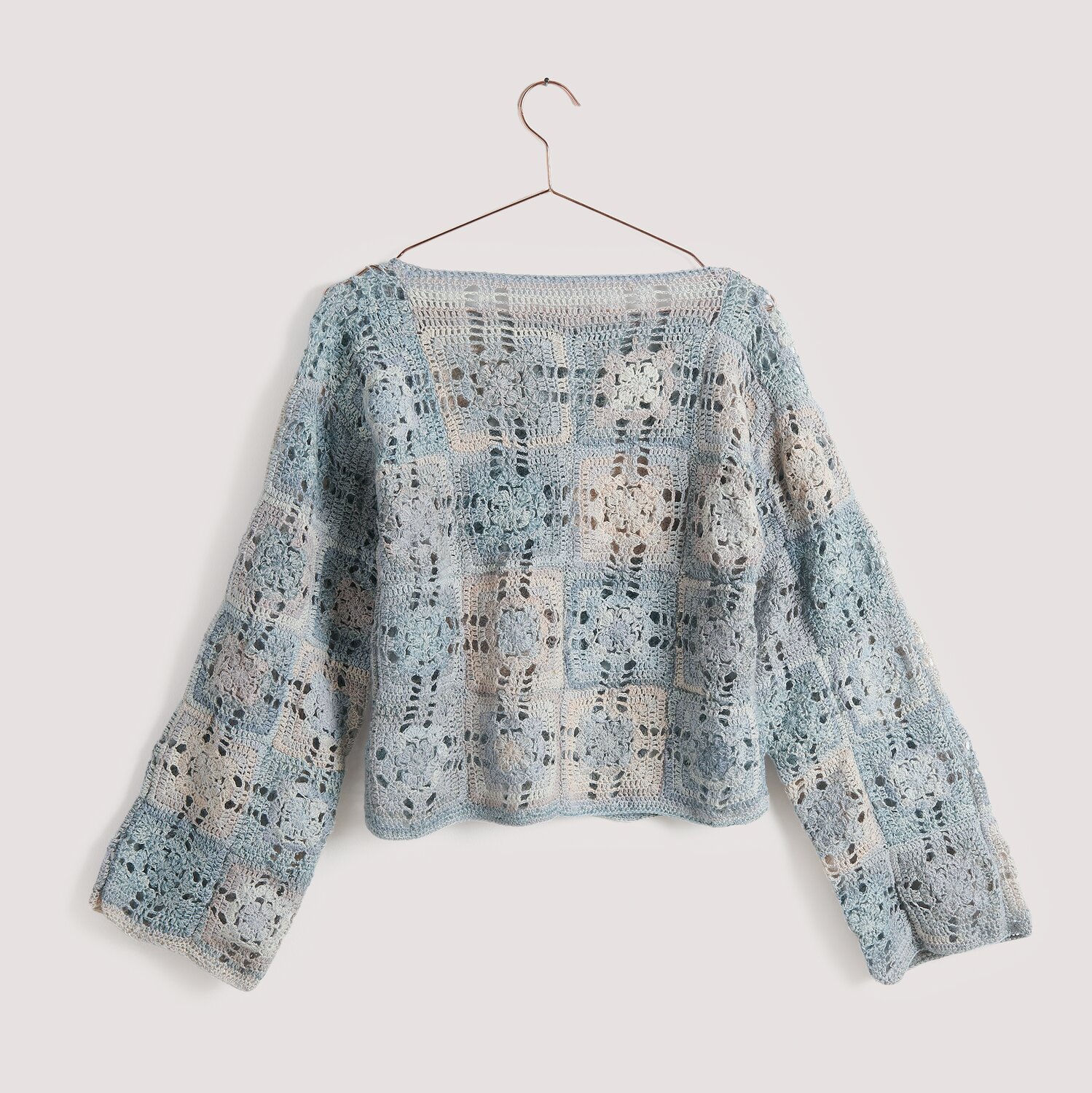Fashion Cotton Merino Lace Pullover in Blau-Grau, gehäkelt mit strukturiertem Muster, auf einem Kleiderbügel präsentiert.
