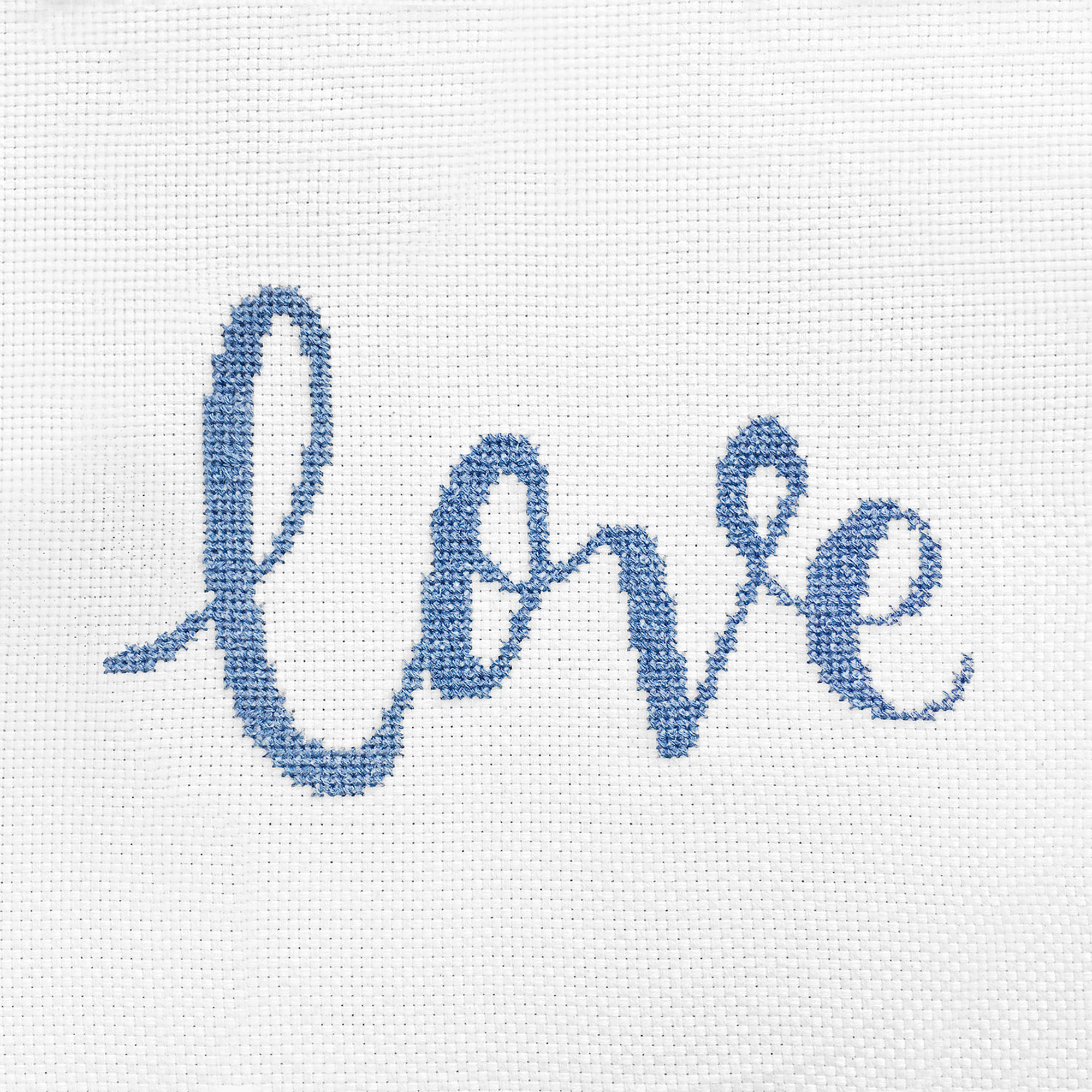 Das Wort "Love" ist im gezählten Kreuzstich-Muster auf Stramin gestickt