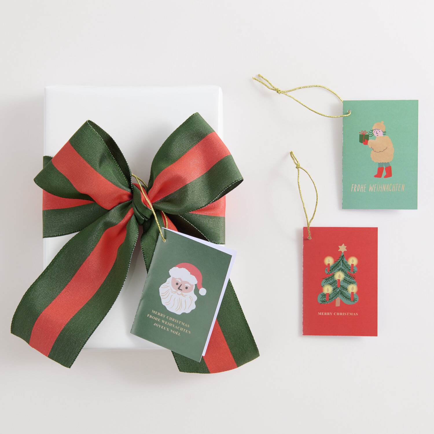 Paper Poetry Kärtchenanhänger Weihnachtsmarkt, 6-teilig, mit festlichen Motiven und grüner Schleife. Ideal für Geschenke.