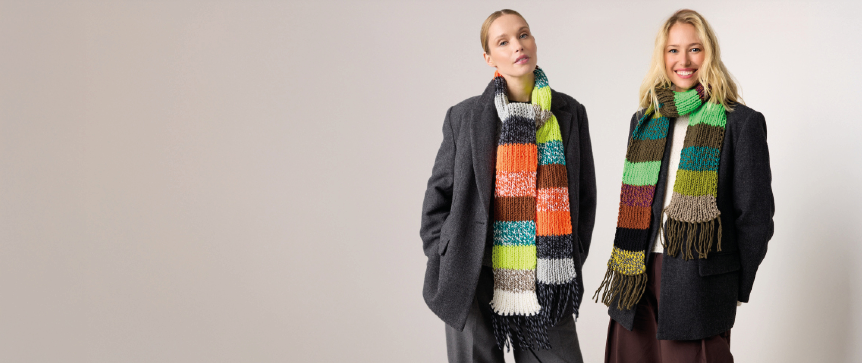 Zwei Frauen tragen gestreiften Strickschal "Schal des Jahres"