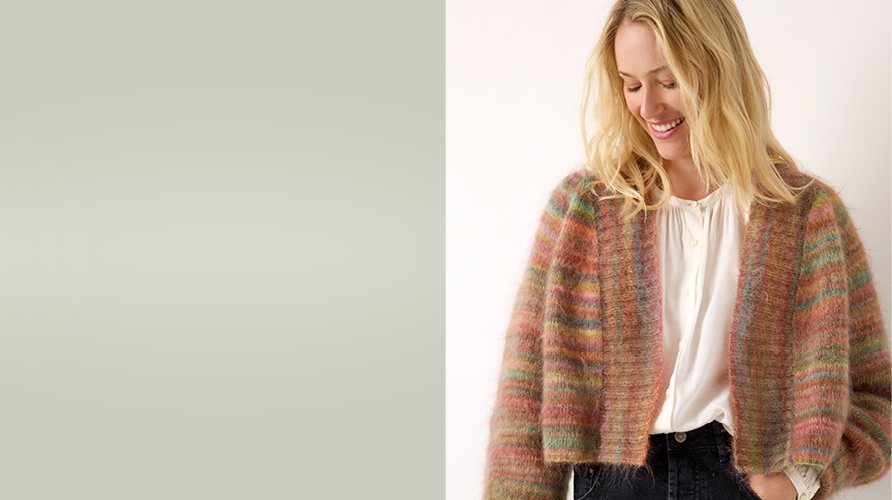 Grüne Farbfläche und Frau mit buntem Cardigan