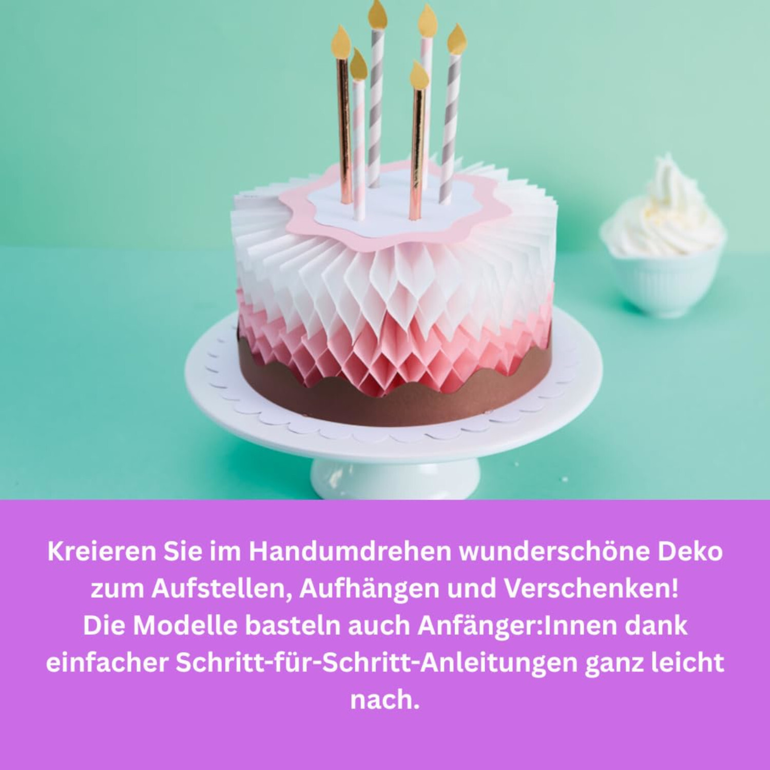 Filigrane Deko aus Wabenpapier: Rosa-weiße Papierdeko mit Kerzen auf einem weißen Teller.