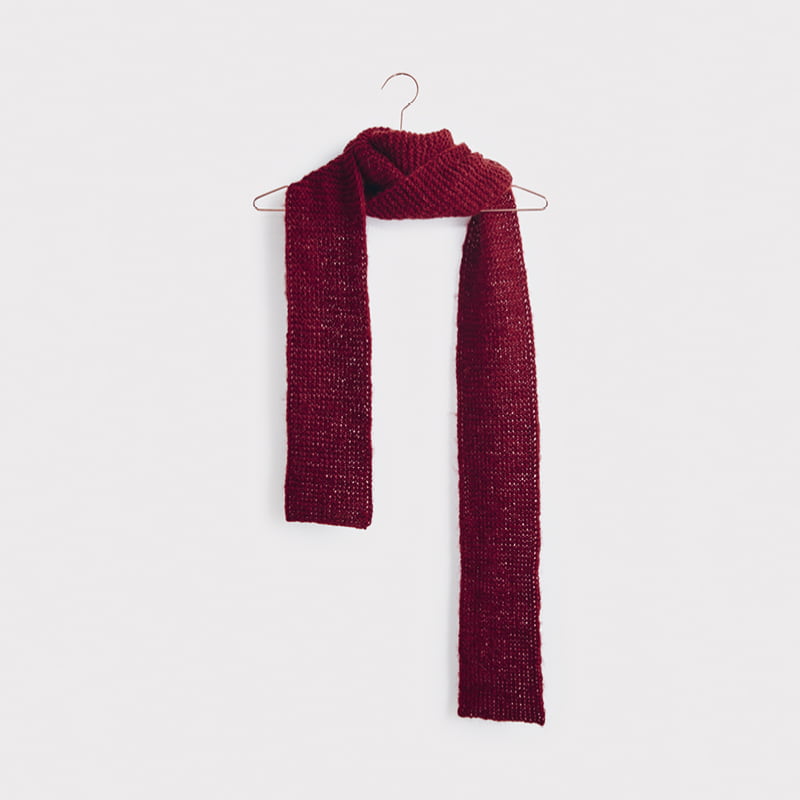 Gestrickter Schal in Bordeaux: Modell 17 aus dem Heft Luxury Knits Premium Natural Fibres