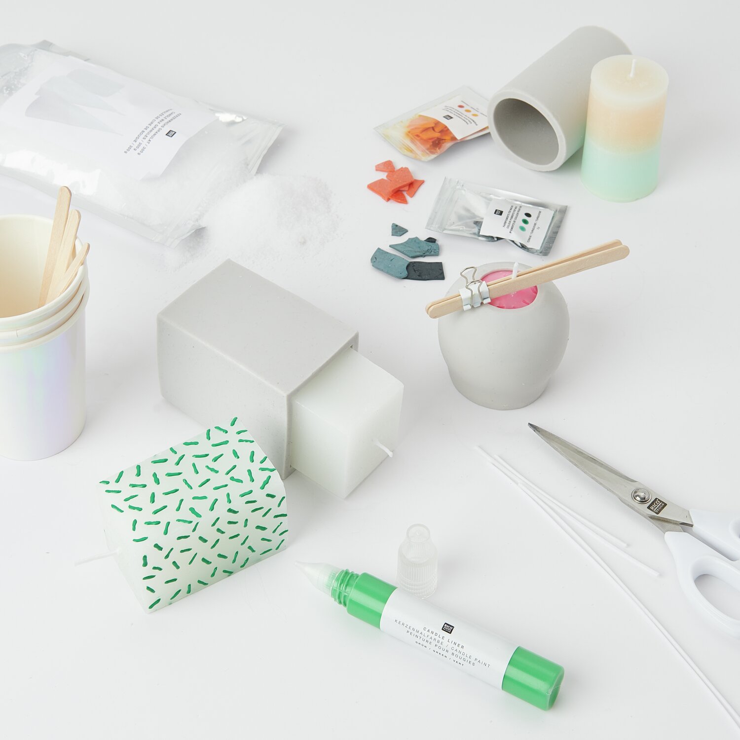 Kerzenwachs Pastillen, DIY-Set von Rico Design mit Zubehör wie Schere, Formen und Farben für kreative Kerzenherstellung.
