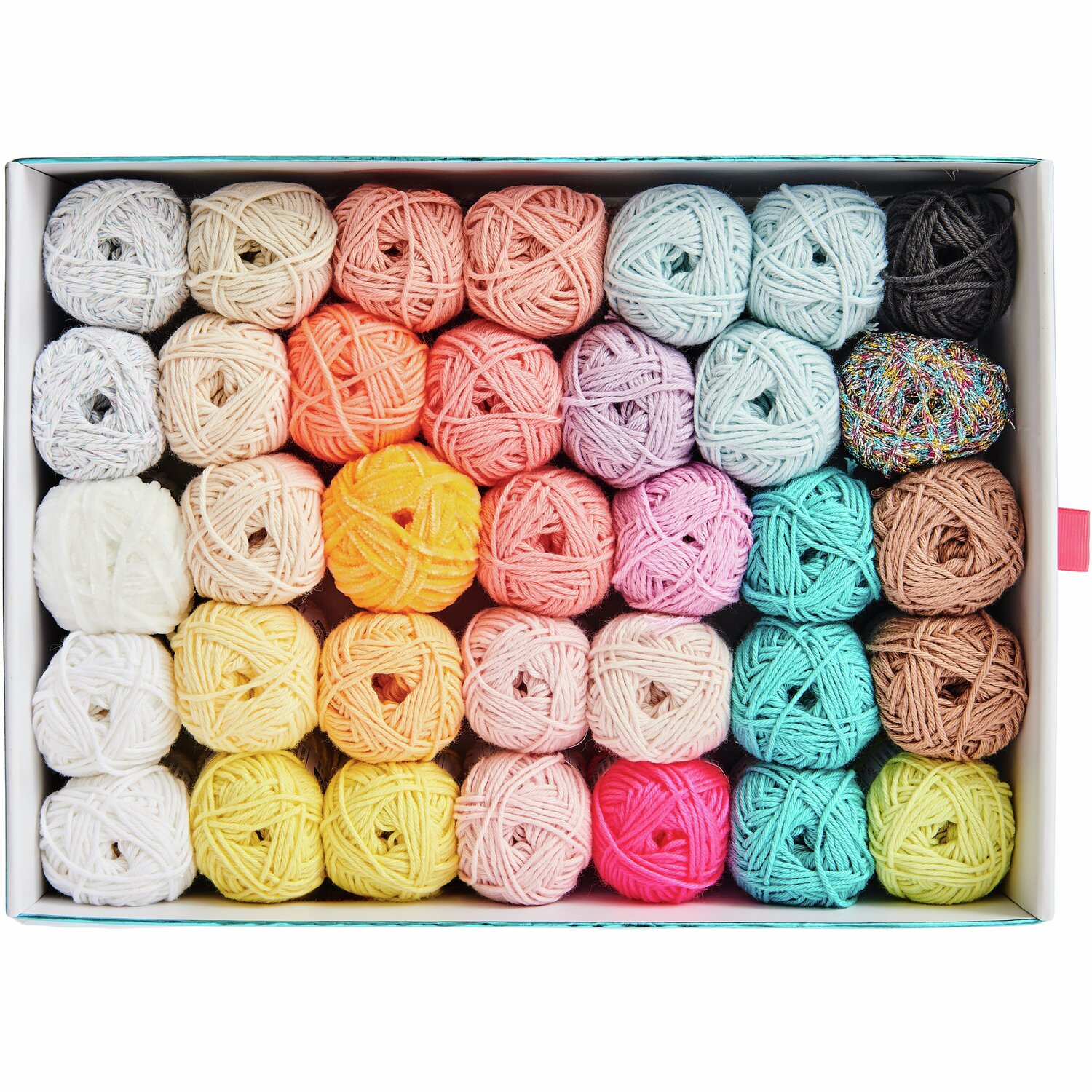 Ricorumi Spring CAL Box 3: Bunte Garnkollektion von Rico Design in verschiedenen Farbtönen, ordentlich in einer Box angeordnet.