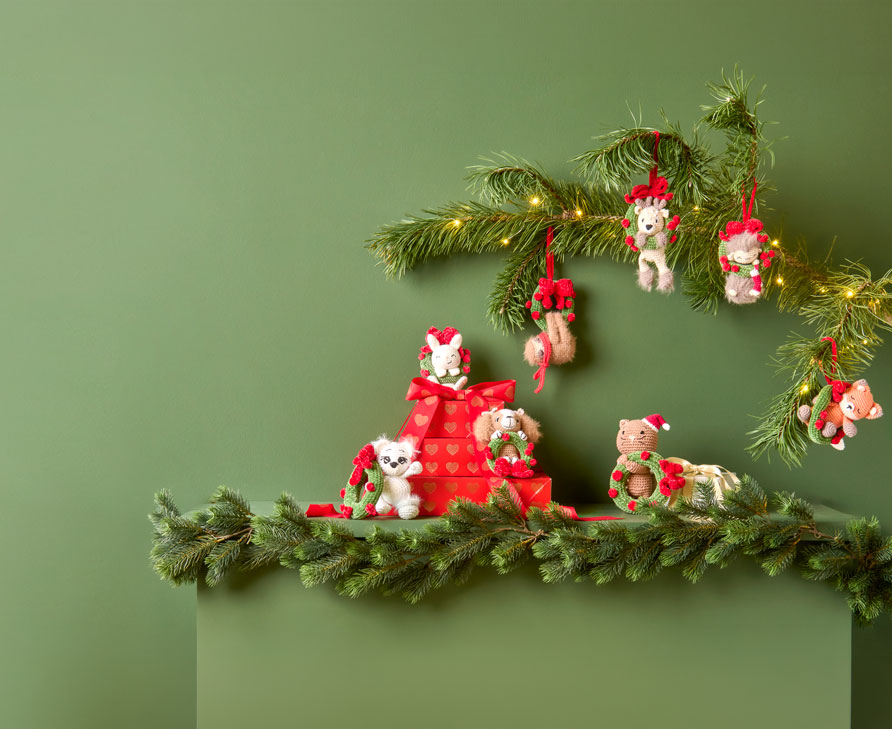 9 Häkelfiguren Crochet Along stehen auf Kamin