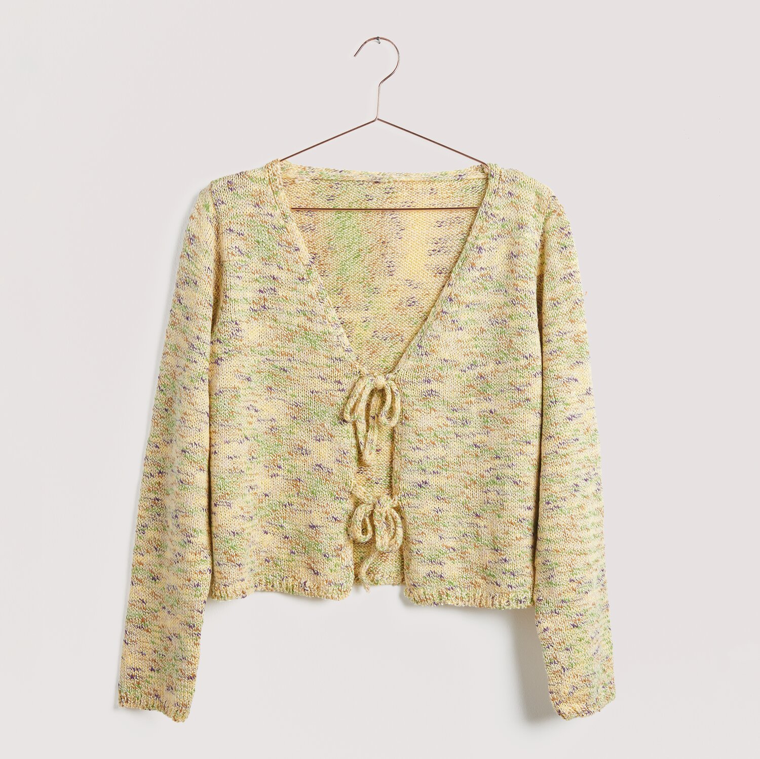 Strickset Jacke Modell 25 aus Die Neue Masche No. 15, gelb-grün meliert, mit V-Ausschnitt und Kordelverschluss. Ideal für kreative Strickprojekte.