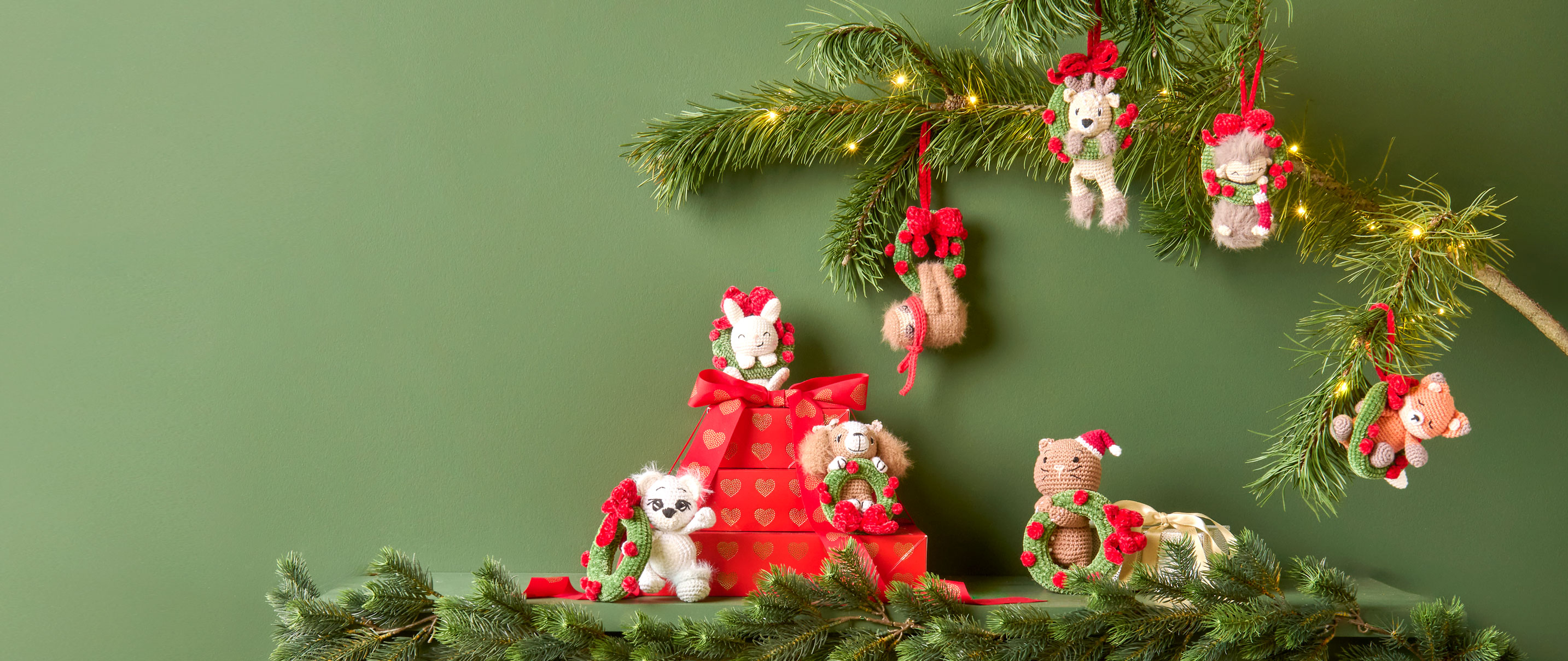 9 Häkelfiguren Crochet Along stehen auf Kamin