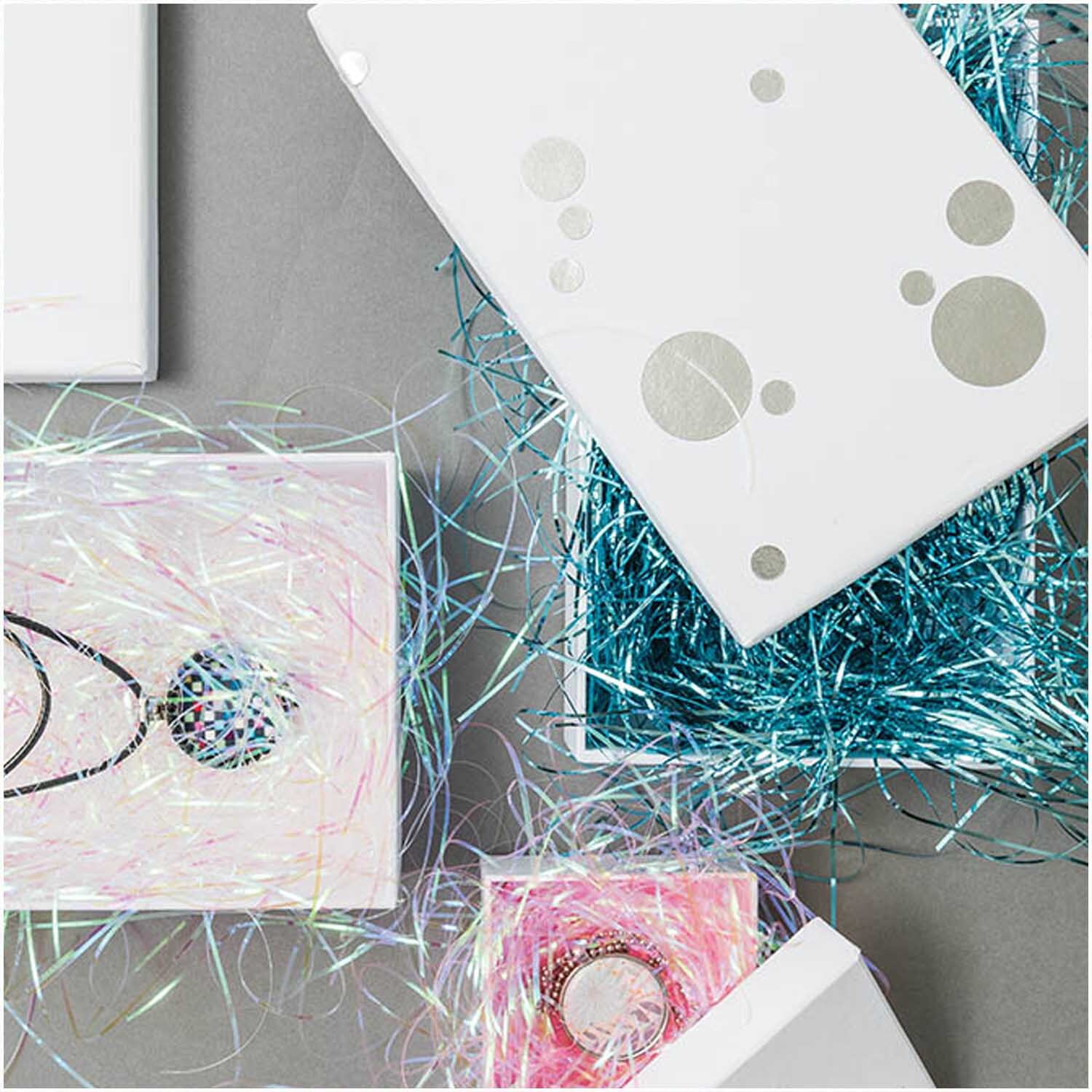 Paper Poetry Füllmaterial Flitter 20g Farbe Rosa von Rico Design Paper Poetry Füllmaterial Flitter 20g in verschiedenen Farben in offenen Geschenkboxen arrangiert. Ideal für kreative Verpackungen.