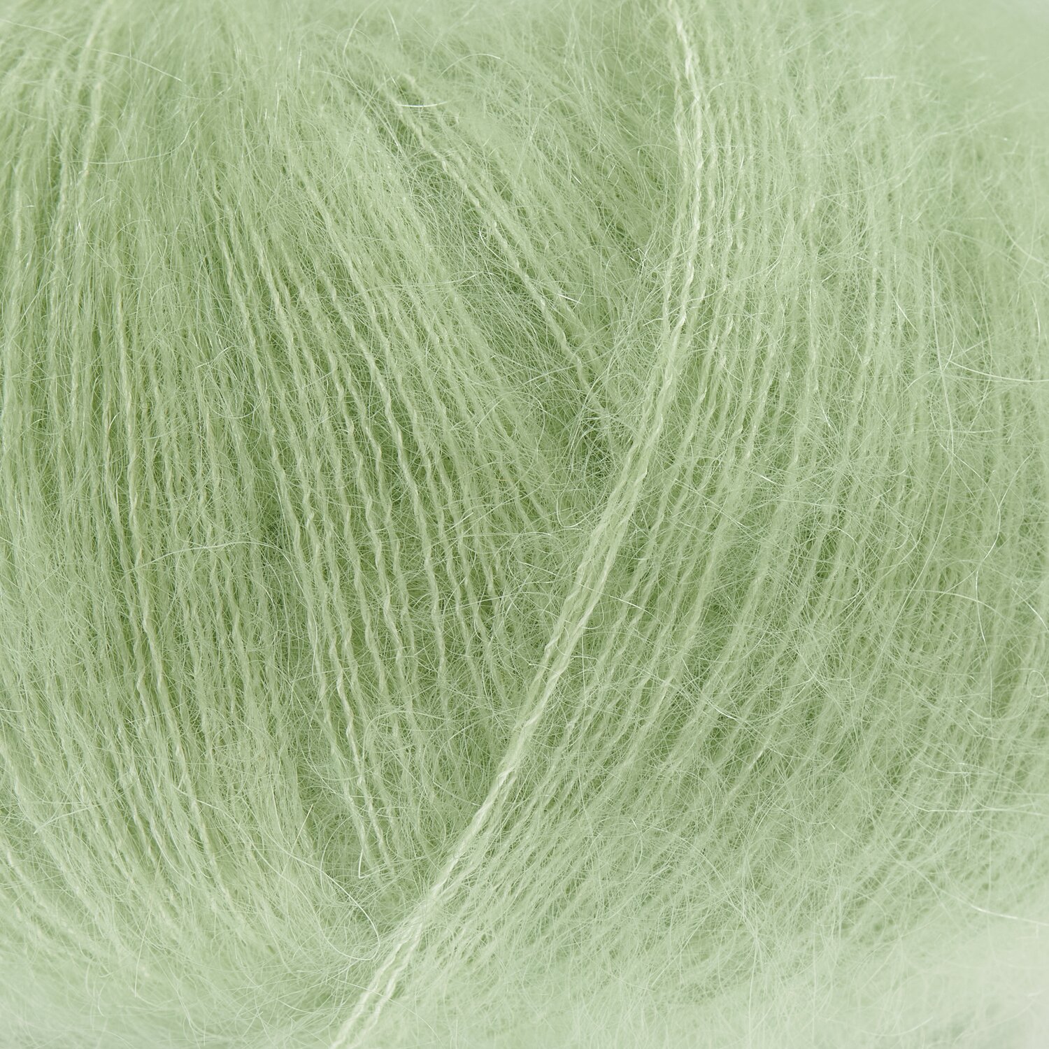 Essentials Super Kid Mohair Loves Silk: Weiches, hellgrünes Garn von Rico Design, ideal für leichte Strickprojekte.