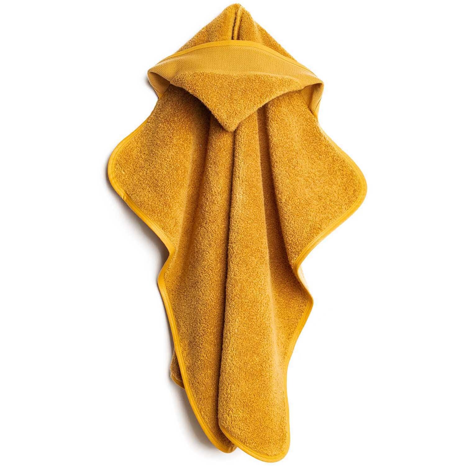 Badetuch mit Kapuze 80x70cm in senf dunkel von Rico Design, ausgebreitet auf weißem Hintergrund.