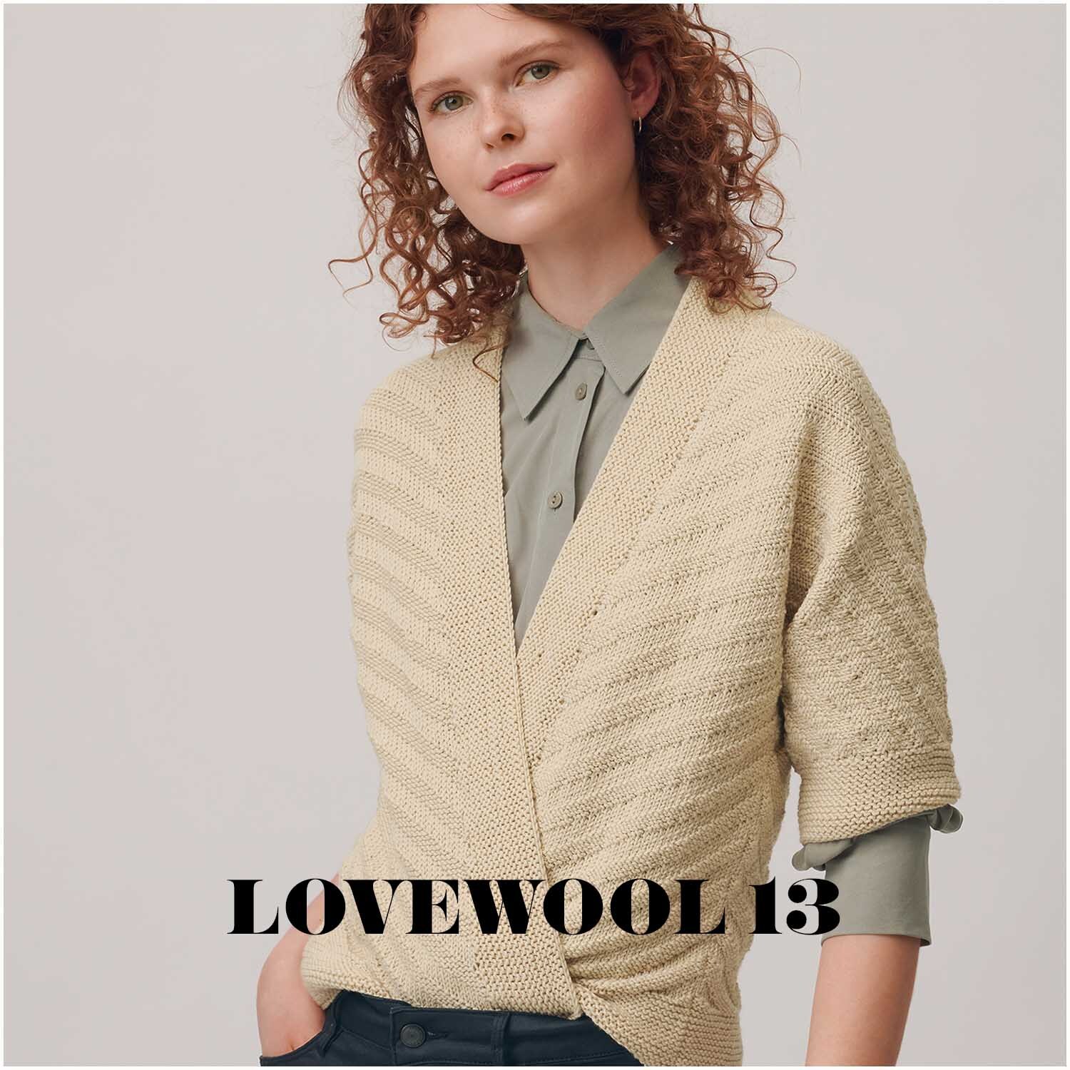 Essentials Merino dk: Frau trägt beige Strickjacke von Rico Design, LOVWOOL 13, aus Merinowolle.