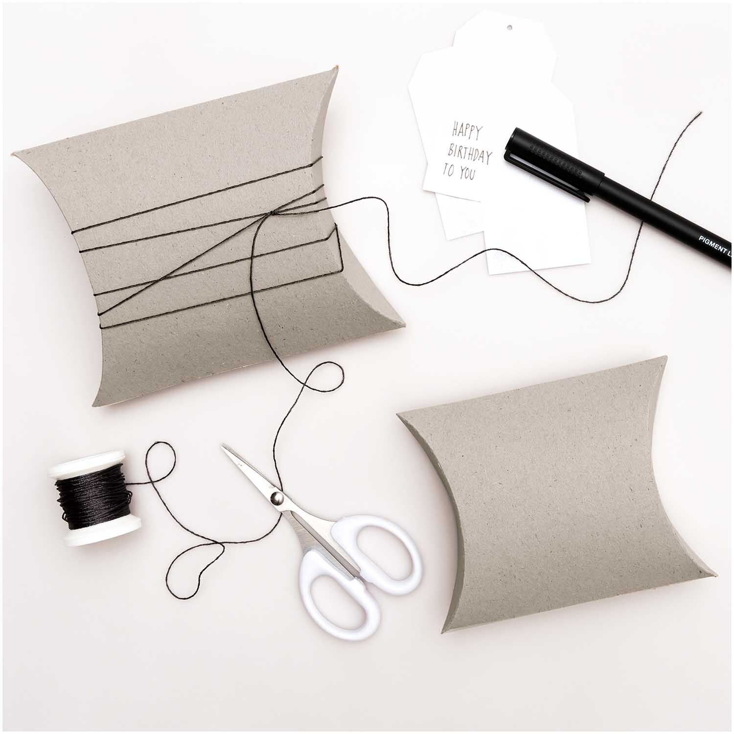 Paper Poetry Geschenkschachteln Set 6 Stück aus Graukarton mit schwarzem Faden, Schere und Stift. Ideal für kreative Geschenkverpackungen.