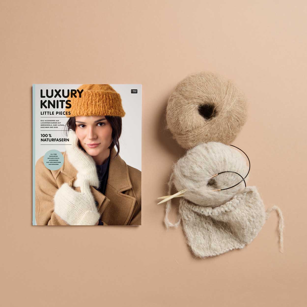 Luxury Knits - Little Pieces Heft mit 2 Woll Knäuel und Strickstück auf Nadeln