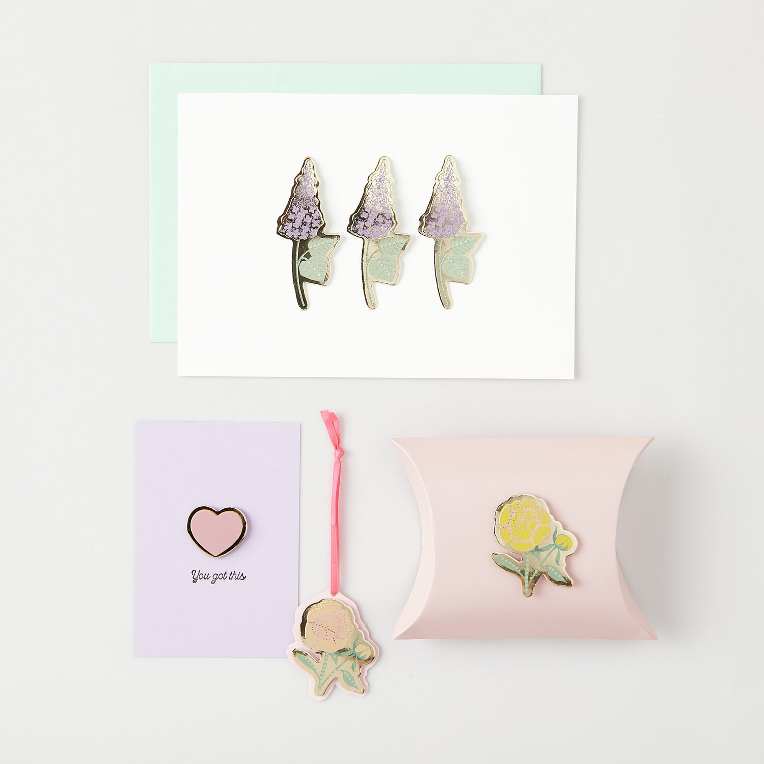 Paper Poetry 3D-Sticker Flieder, 6-teilig. Pastellfarbene Karten und Verpackung mit floralen Motiven.