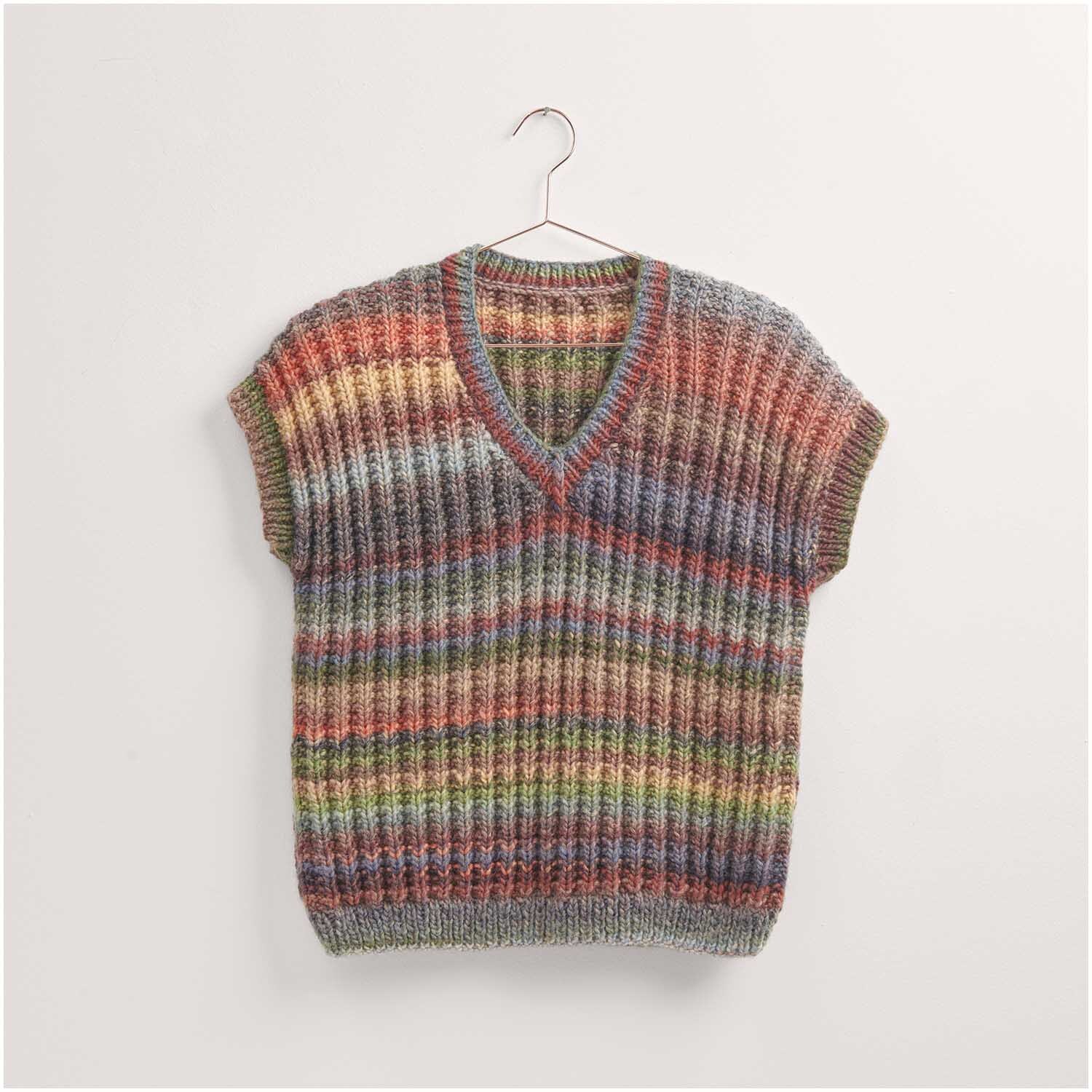 Strickset Pullunder Modell 44 aus Lovewool Nr. 17, bunter V-Ausschnitt-Pullunder auf Bügel.