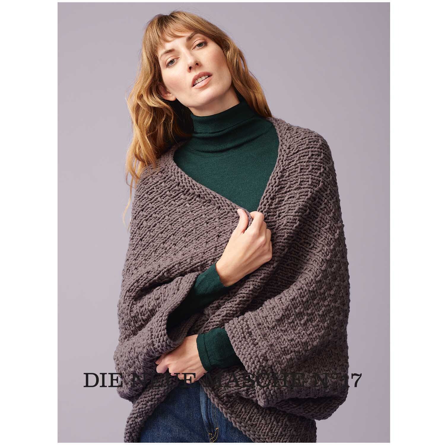 Polar 50g 45m Farbe Mauve von idee. Creativmarkt Polar: Frau trägt gestrickten Schal in Mauve von Wolle Rödel, passend zu grünem Rollkragenpullover.