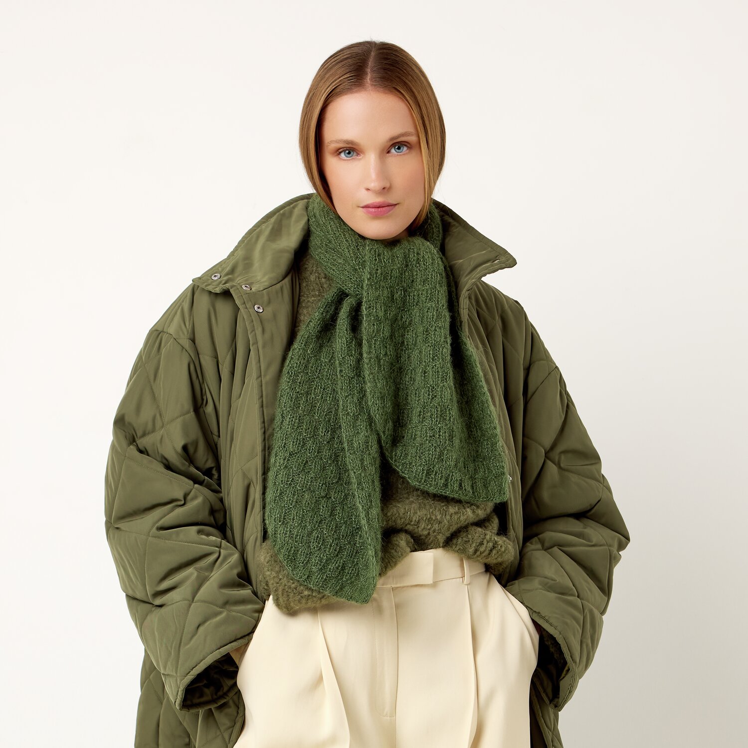 Strickset Schal Modell 22 aus Die Neue Masche No. 13 von idee. Creativmarkt Strickset Schal Modell 22: Grüner Schal aus Die Neue Masche No. 13, getragen mit passender Jacke.