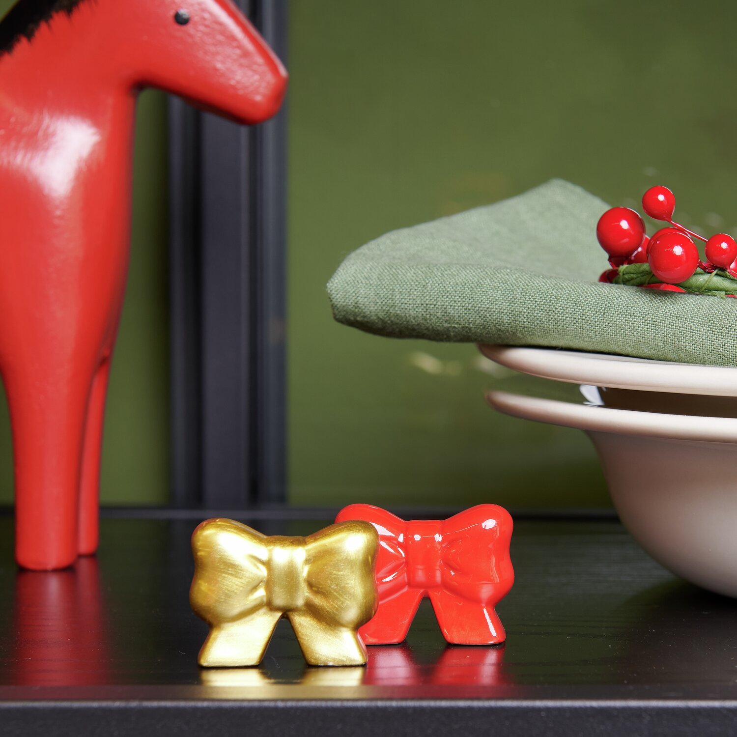 Porzellan Schleife, dekorative Accessoires in Gold und Rot, ideal für festliche Tischdekorationen.