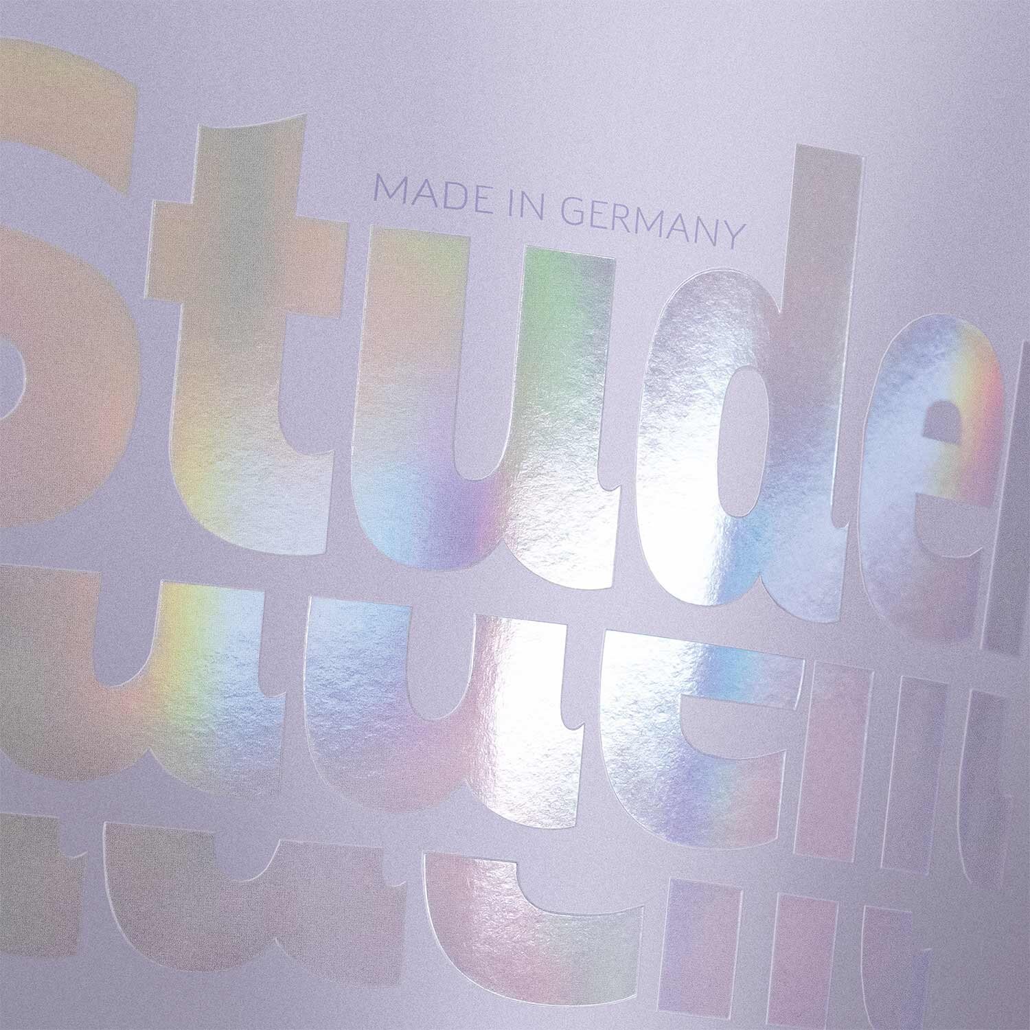 Collegeblock Pastell Lila kariert 90g, 80 Blatt A4 mit schimmerndem Holografie-Aufdruck und dezentem „Made in Germany“-Hinweis auf Vorderseite