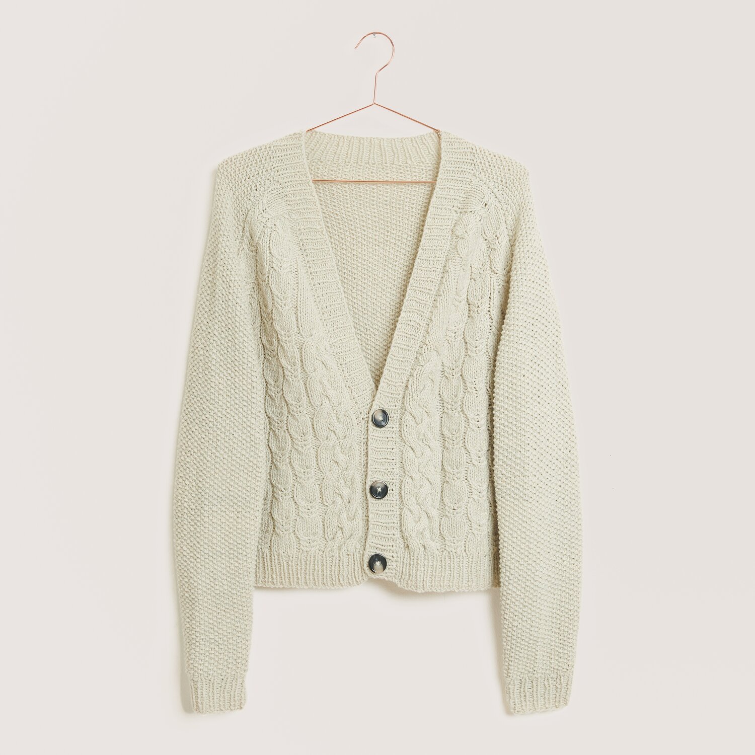 Luxury Natural Silk Blend 50g 115m Farbe Natur von Rico Design Strickset Jacke Modell 21 aus Made by Me Nr. 18, naturfarbene Strickjacke mit Zopfmuster und Knöpfen. Ideal für elegante, handgemachte Mode.