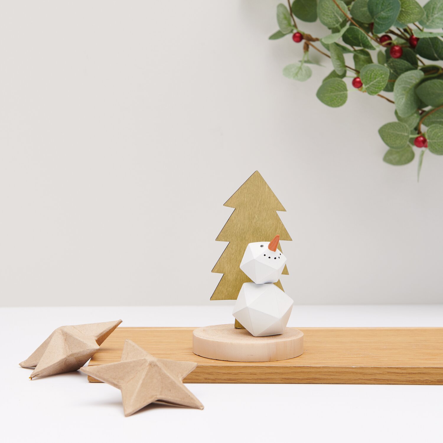 Schneemann mit Tanne auf Holzfuß 8x8x13cm von Rico Design