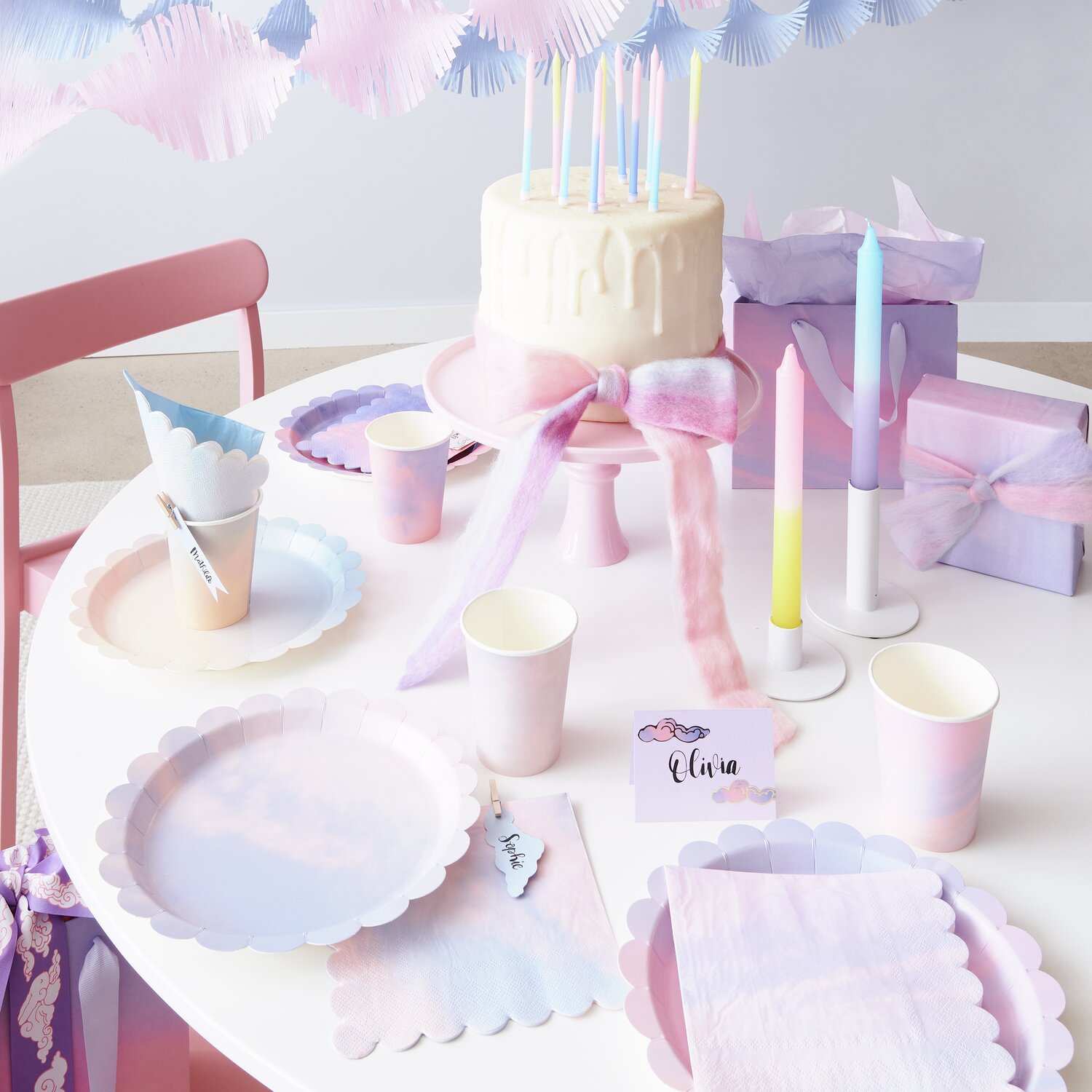 Pappteller Mix The Sky is the Limit: Pastellfarbene Tischdekoration mit Papptellern, Bechern und Servietten für eine stilvolle Feier.