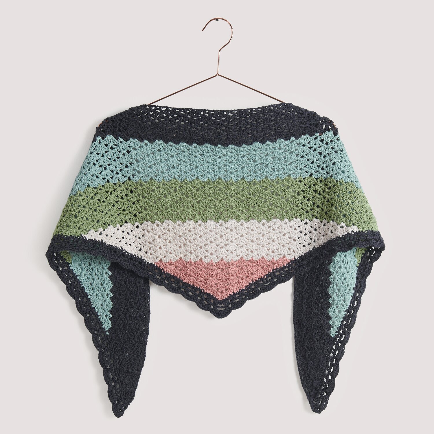 Häkelset Dreieckstuch Modell 02 A, mehrfarbig gestreift, aus Die Neue Masche No. 15, auf Bügel.