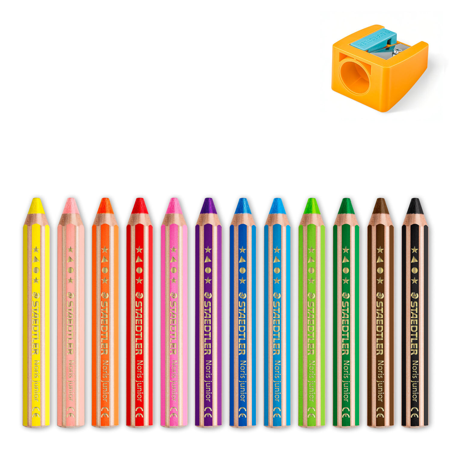 Noris Junior Buntstift Set 12 Stück zeigt dicke, kurze Staedtler Farbstifte in Regenbogenfarben in einer Reihe, ergänzt durch einen passenden gelben Anspitzer.