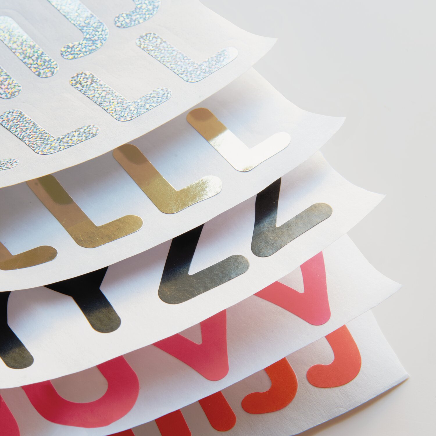 Stickerblock Alphabet DIN A5 mit glänzenden Buchstaben in Silber, Gold, Schwarz und Rot auf 10 Blättern. Ideal für kreative Projekte.