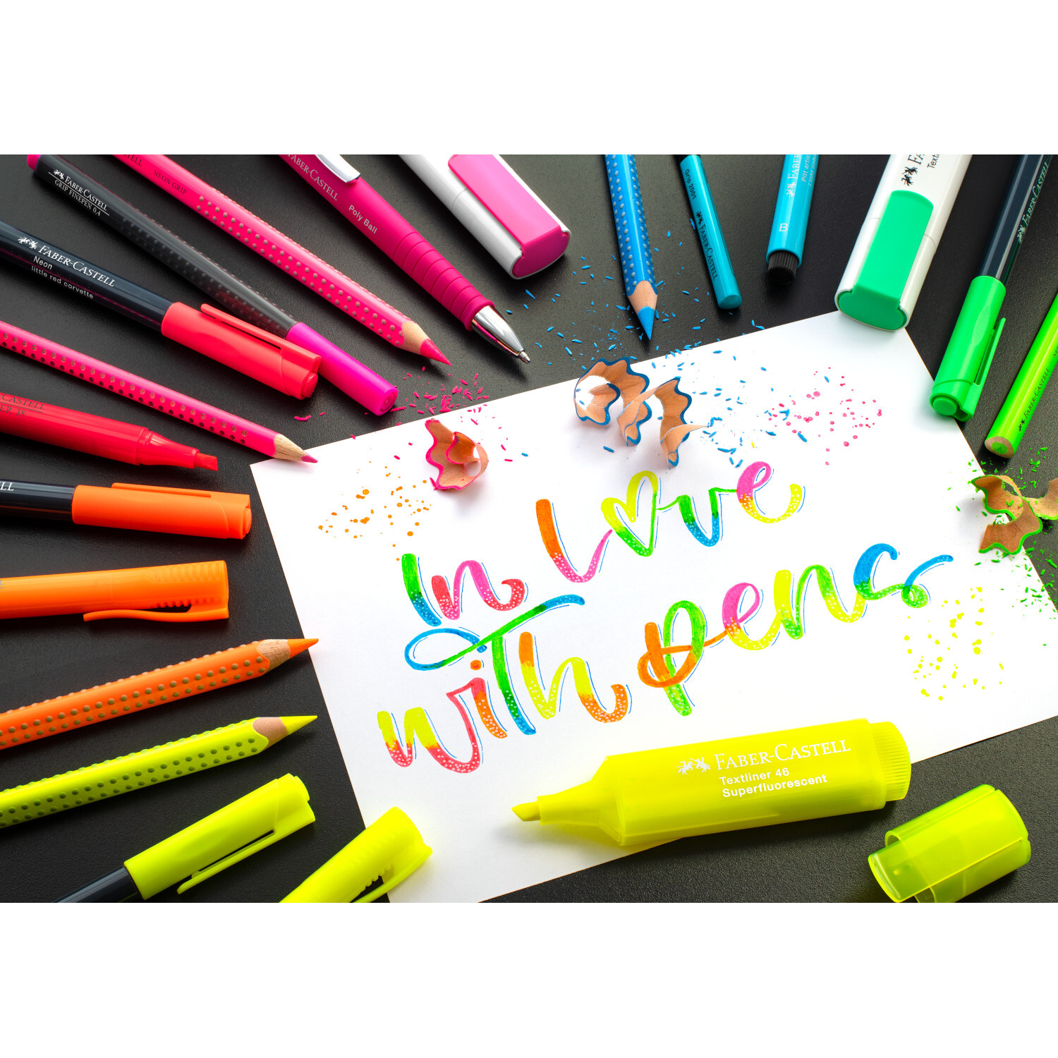 Jumbo Grip neon 5er Set von Faber-Castell  Jumbo Grip neon 5er Set: Bunte Stifte von Faber Castell umgeben ein Blatt mit farbenfroher Schrift.