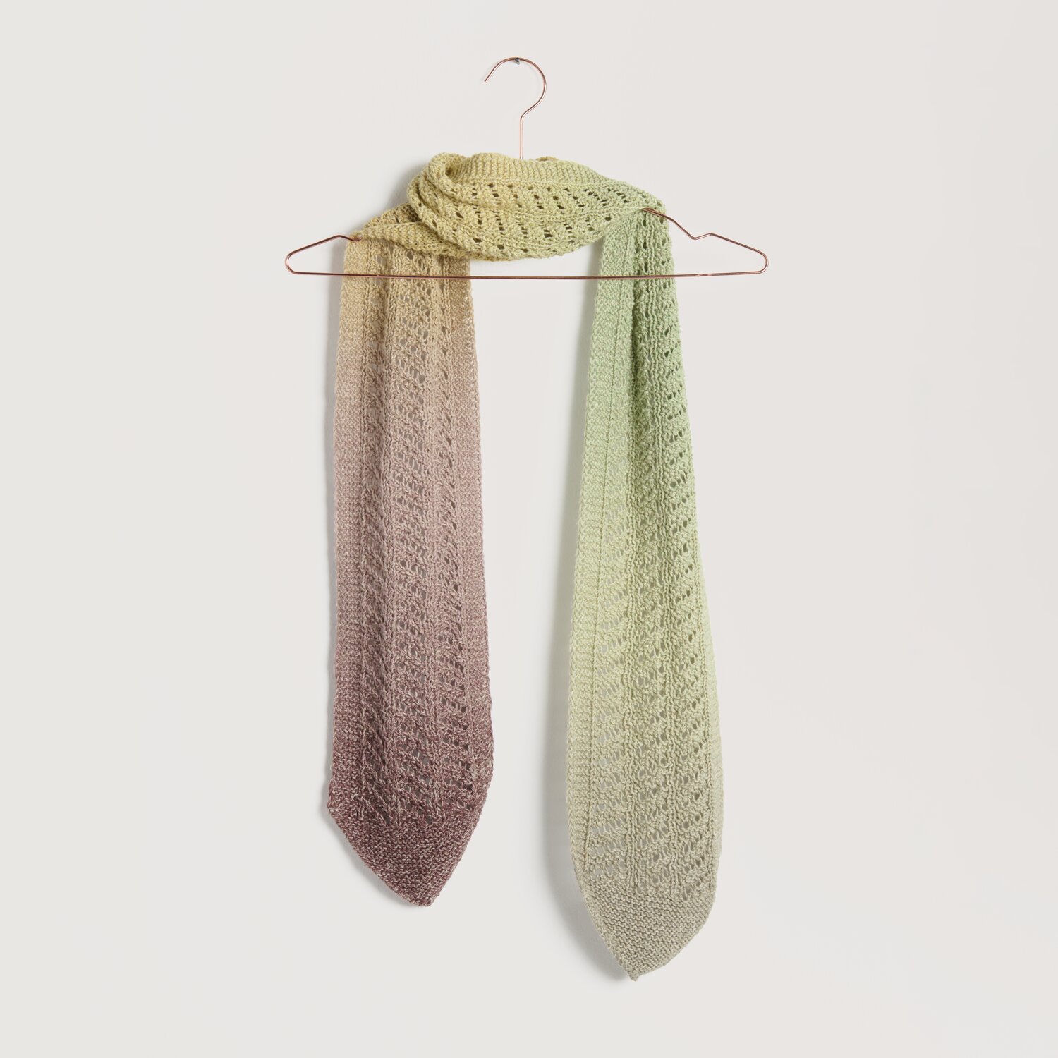 Strickset Tuch Modell 09 aus Lovewool No. 22, ein elegantes, mehrfarbiges Tuch in sanften Pastelltönen, perfekt für Frühjahr-Sommer.