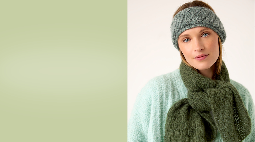 Grüne Fläche und Frau mit Stirnband und Schal