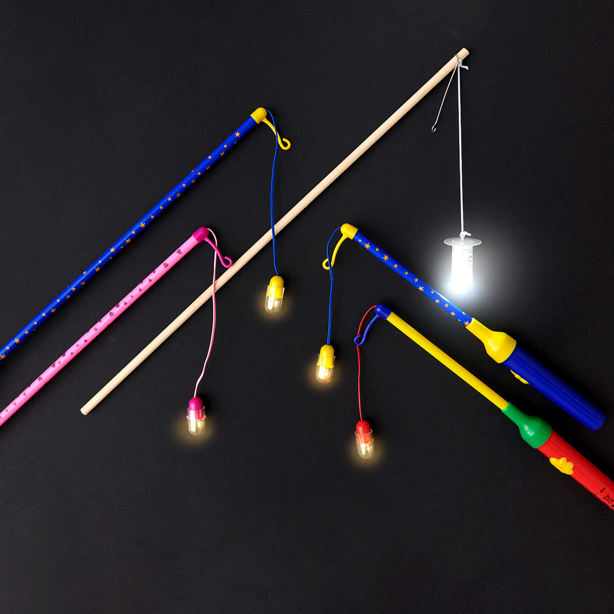 Laternenstäbe in verschiedenen Größen, Farben und Mustern. Fotosetting schwarzer Hintergrund.