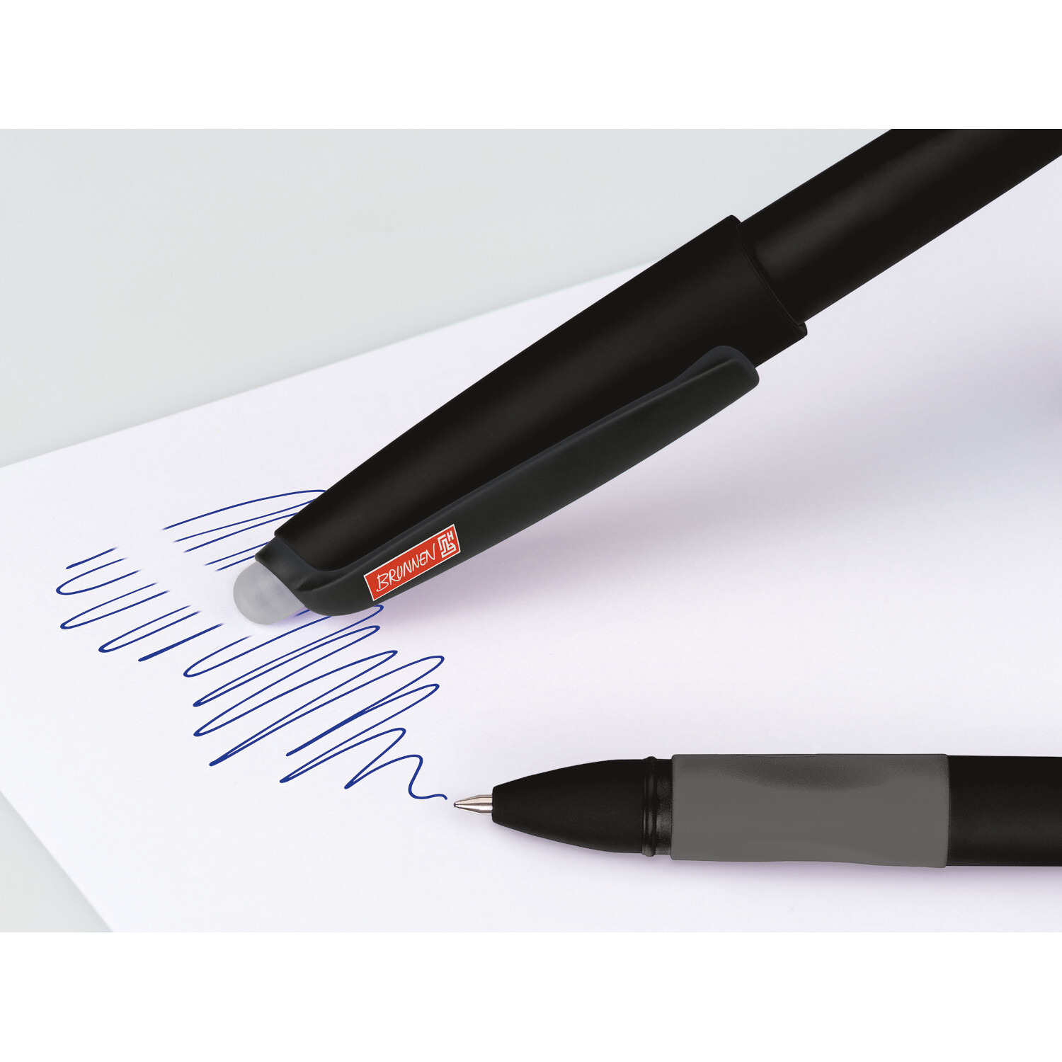 Gelschreiber Remove, 0,7mm, Onyx, von Brunnen auf Papier mit blauer Tinte und Radierer.