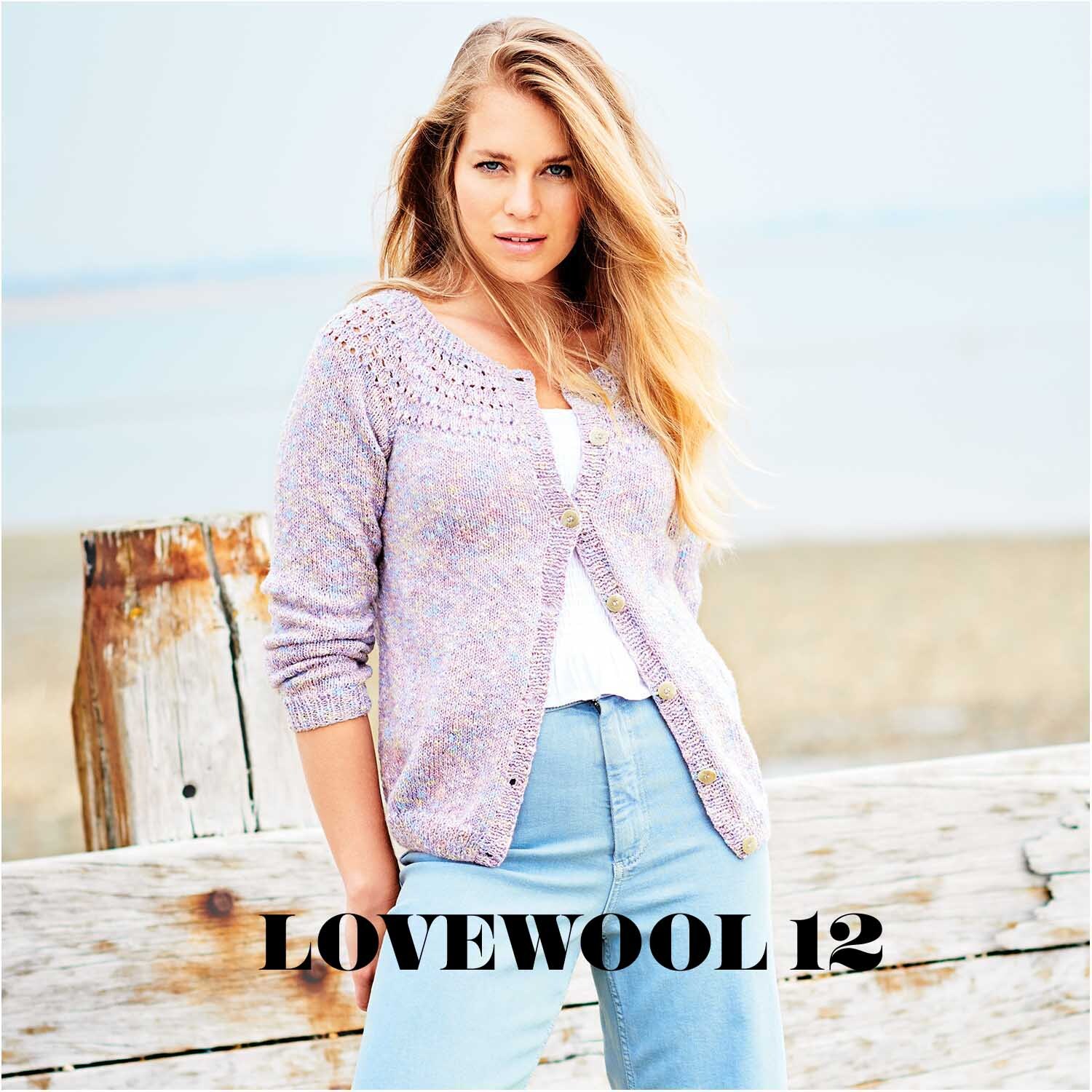 Creative Lazy Hazy Summer Cotton dk: Frau in gestrickter Jacke am Strand, entspannt auf Holzsteg.