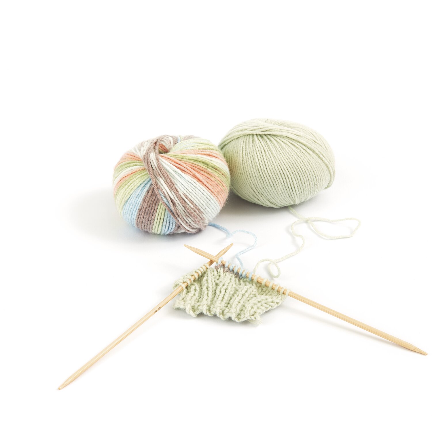 Rico Baby 042 Wolle in Salbei und bunten Tönen, gestrickt mit Holzstricknadeln, 50g 115m.