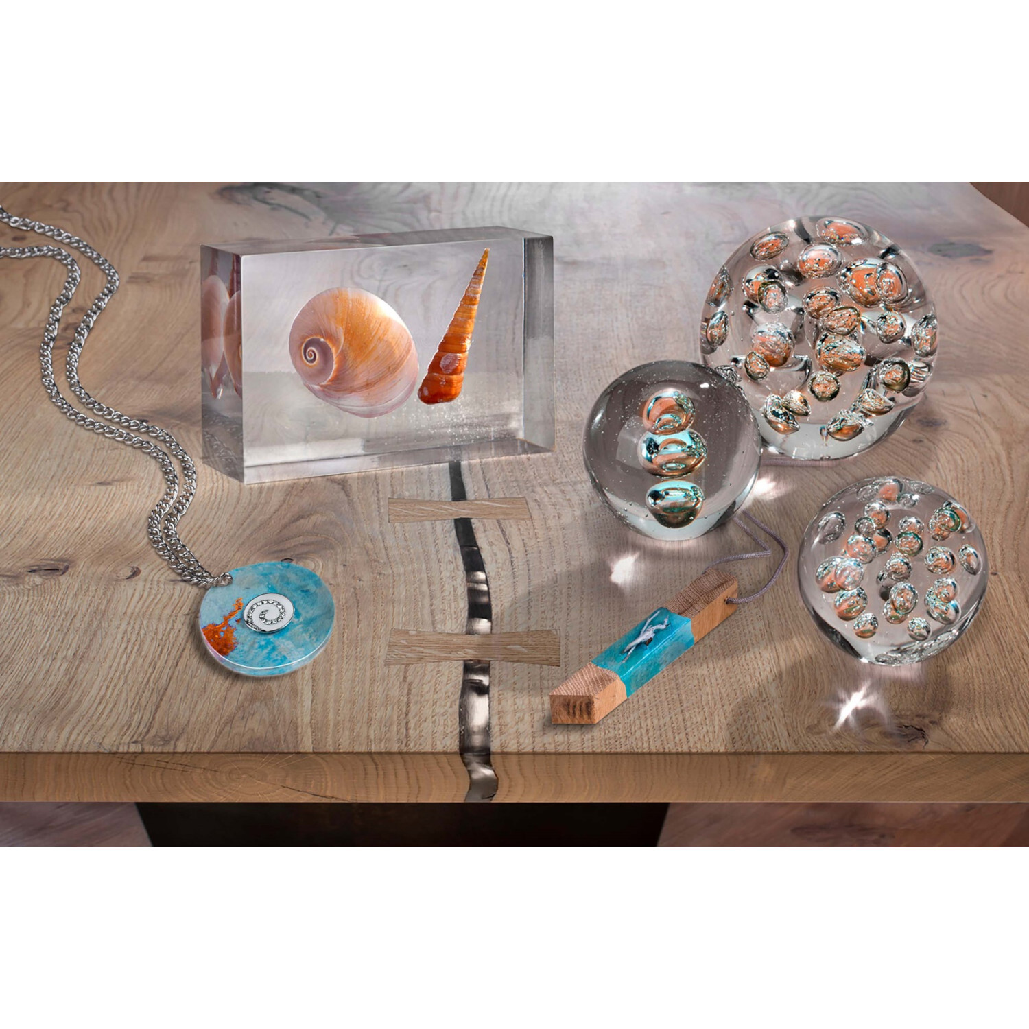 Crystal-Gießharz: Kreative Schmuckstücke und Deko-Objekte aus klarem Harz auf Holztisch.