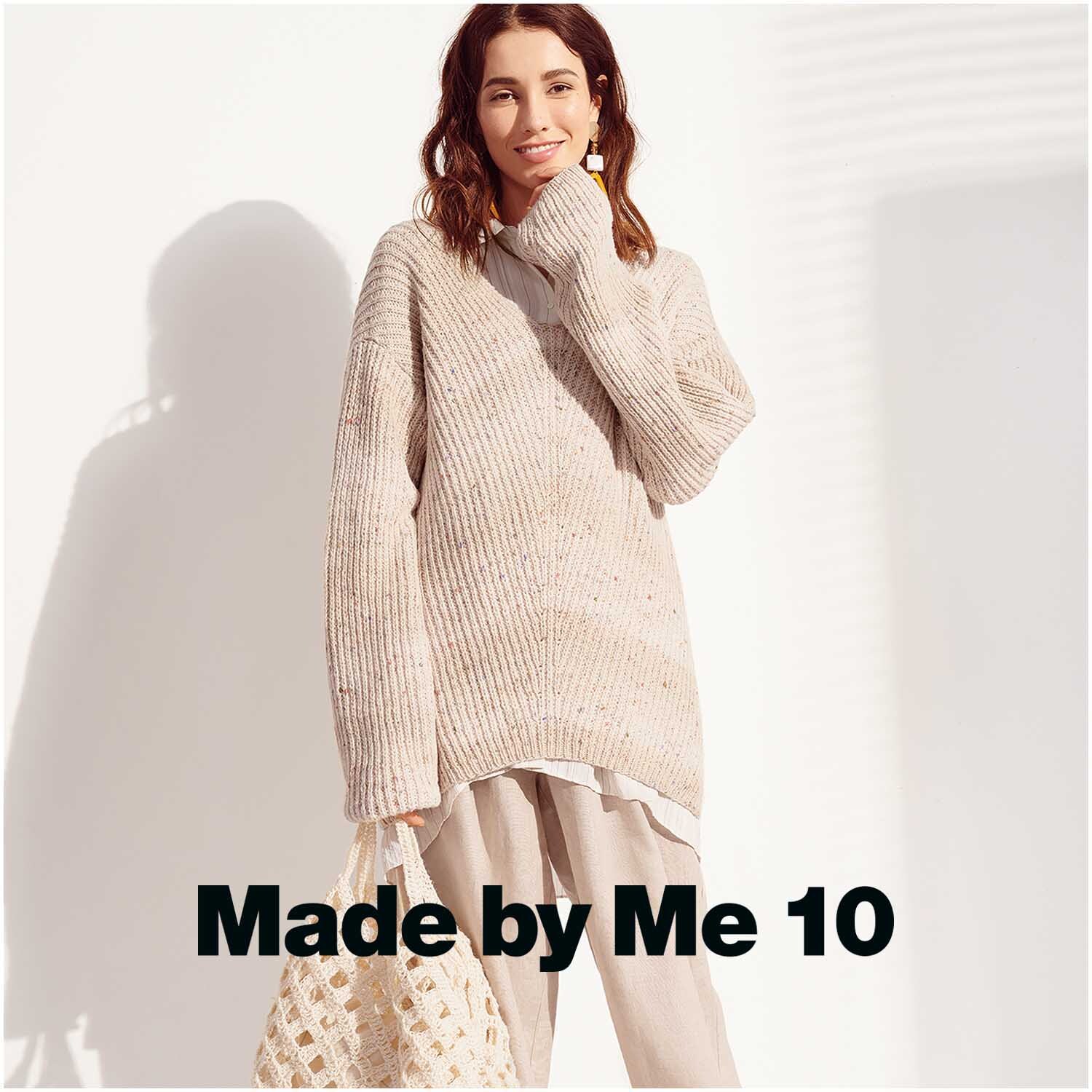 Fashion Cotton Light & Long Tweed dk 50g 185m Farbe Natur von Rico Design Fashion Cotton Light & Long Tweed dk: Frau in beigem Strickpullover, lächelnd, mit Tasche. Perfekt für gemütliche Herbsttage.
