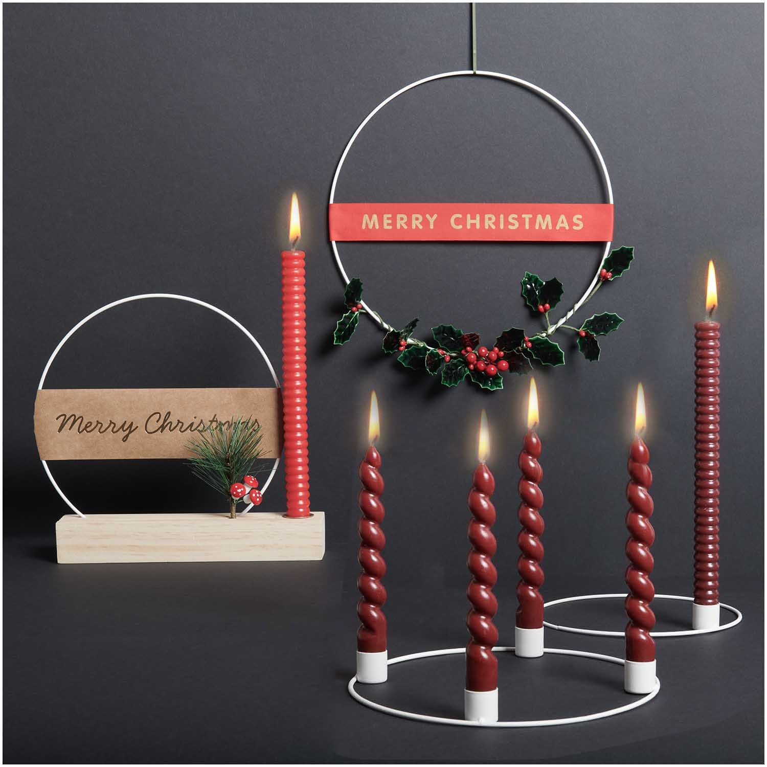 Metallring Weiß matt Größe 30cm von Rico Design Metallring Weiß matt: Dekorativer Weihnachtsring mit roten Kerzen und grünen Akzenten, ideal für festliche Tischdekorationen.