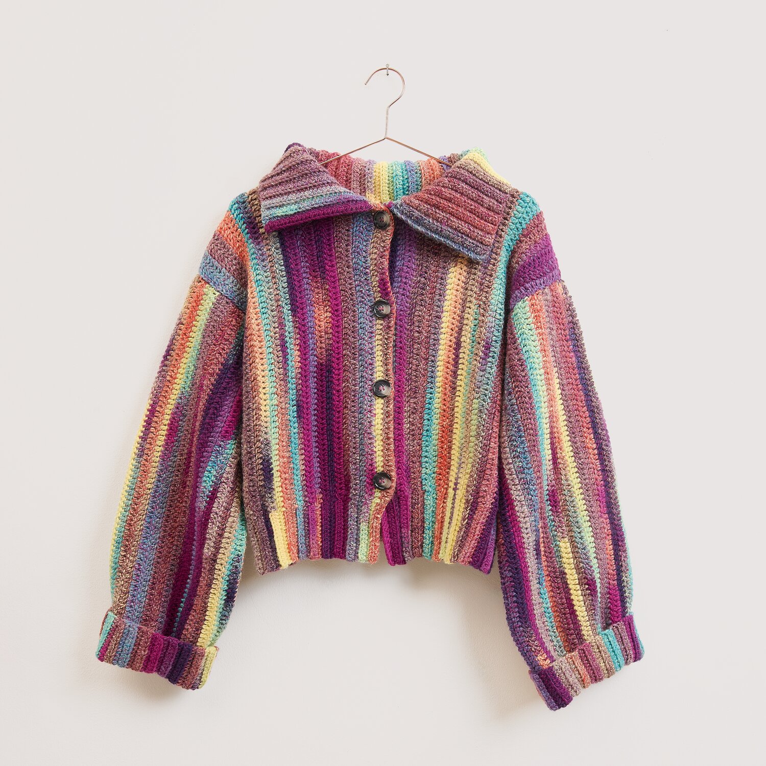 Häkelset Jacke Modell 19 aus Die Neue Masche No. 16 Herbst von Wolle Rödel, kurz geschnittene Strickjacke mit breitem Kragen und bunten Streifen, vorne geknöpft