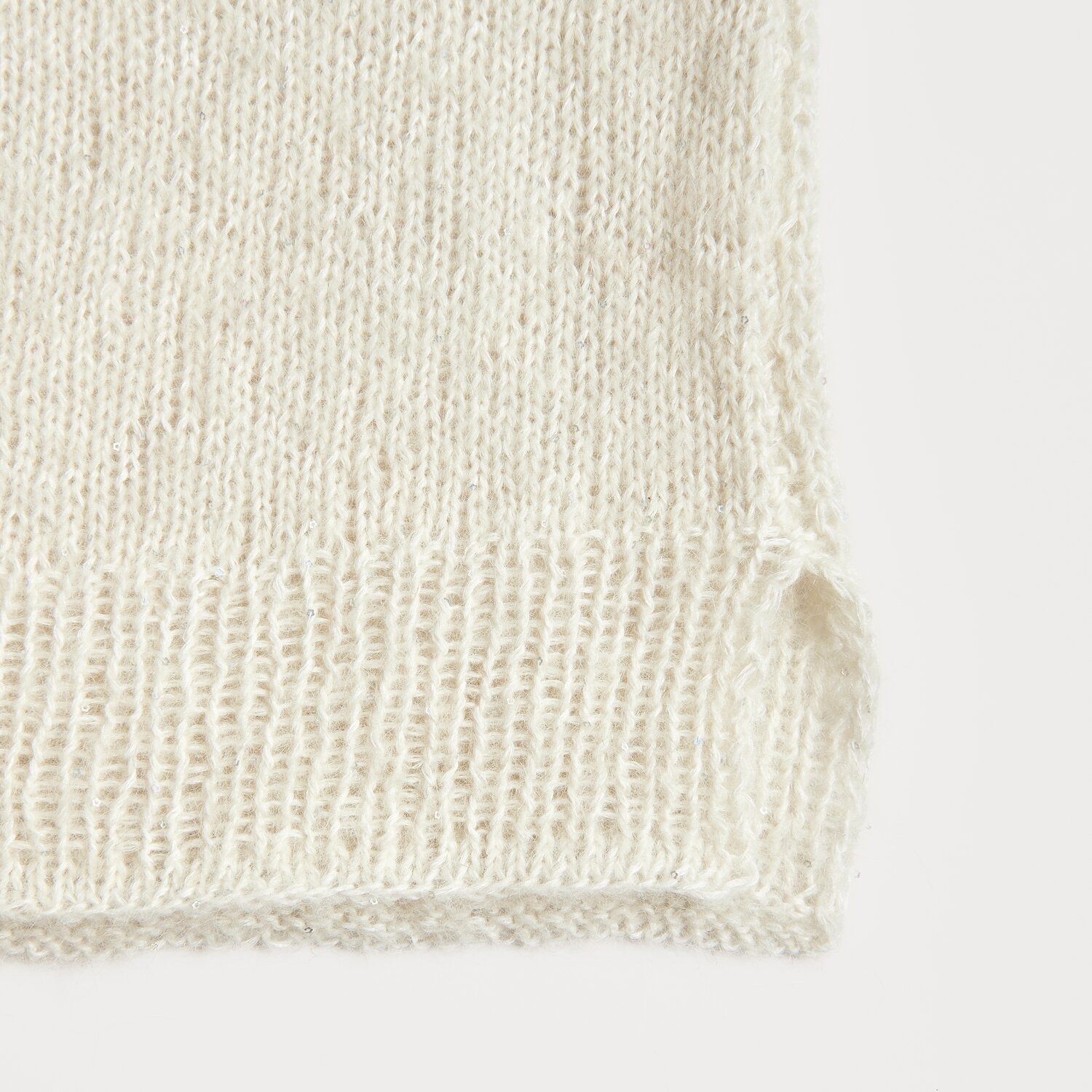 Die Neue Masche No. 13 Herbst von idee. Creativmarkt Luxury Alpaca Cotton Fusion zeigt eine cremefarbene Strickprobe mit feiner Textur, ideal für Herbstmode.